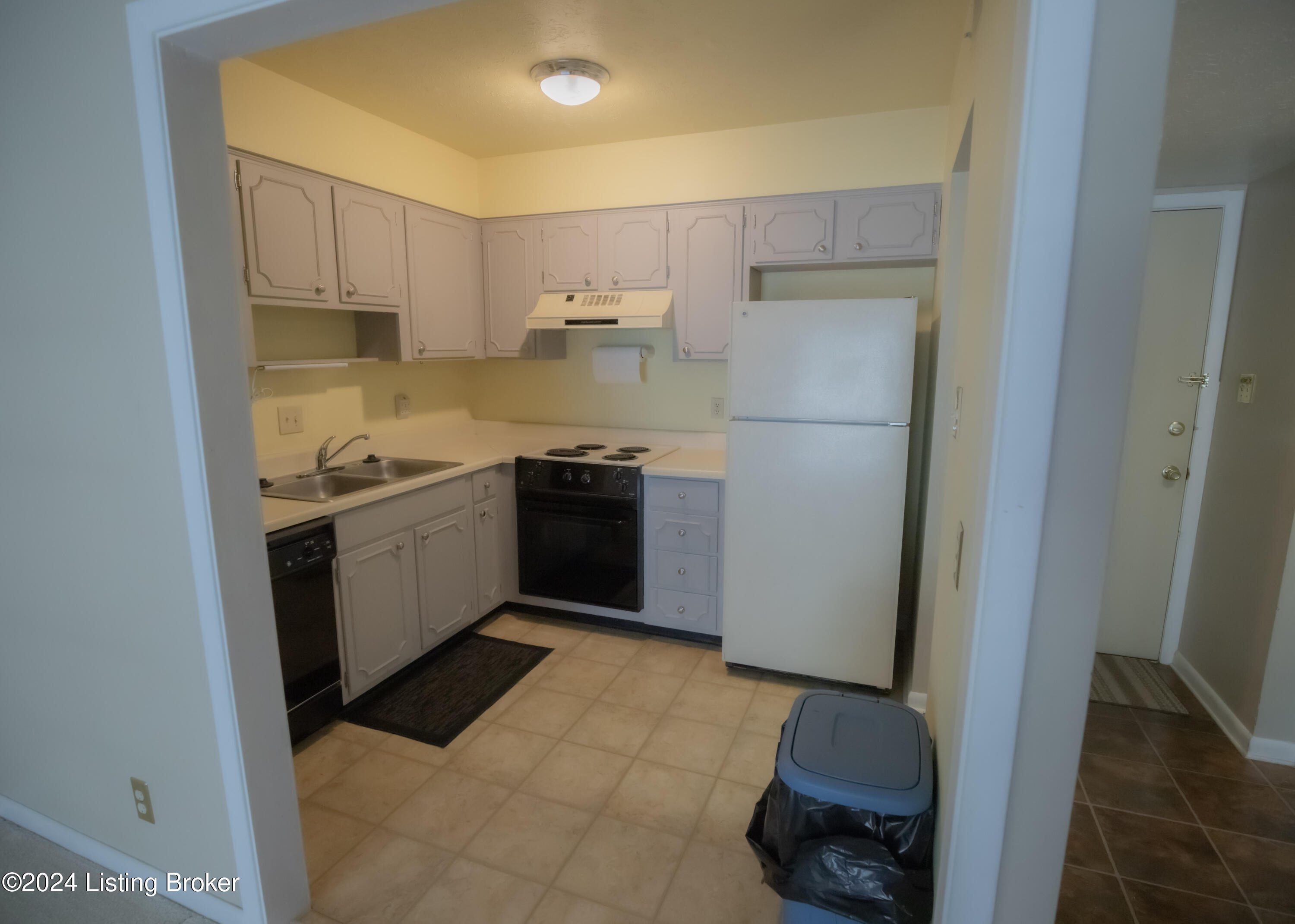 1935 Gardiner Ln, C39