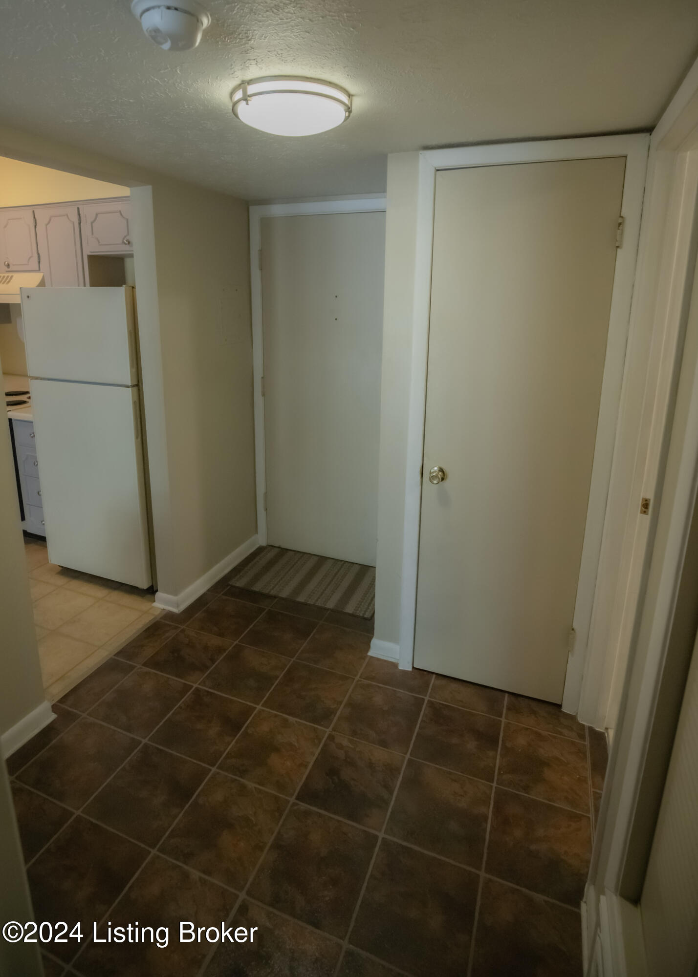 1935 Gardiner Ln, C39