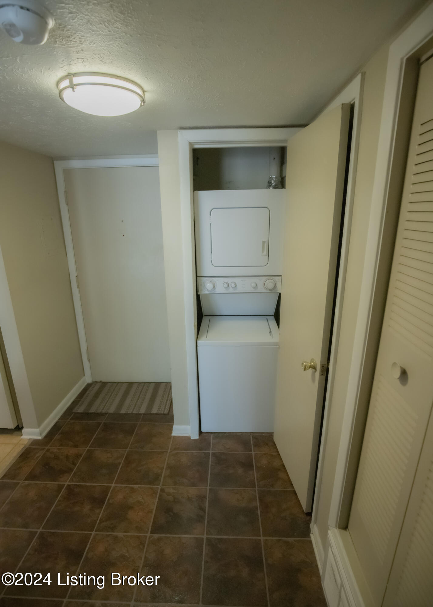 1935 Gardiner Ln, C39
