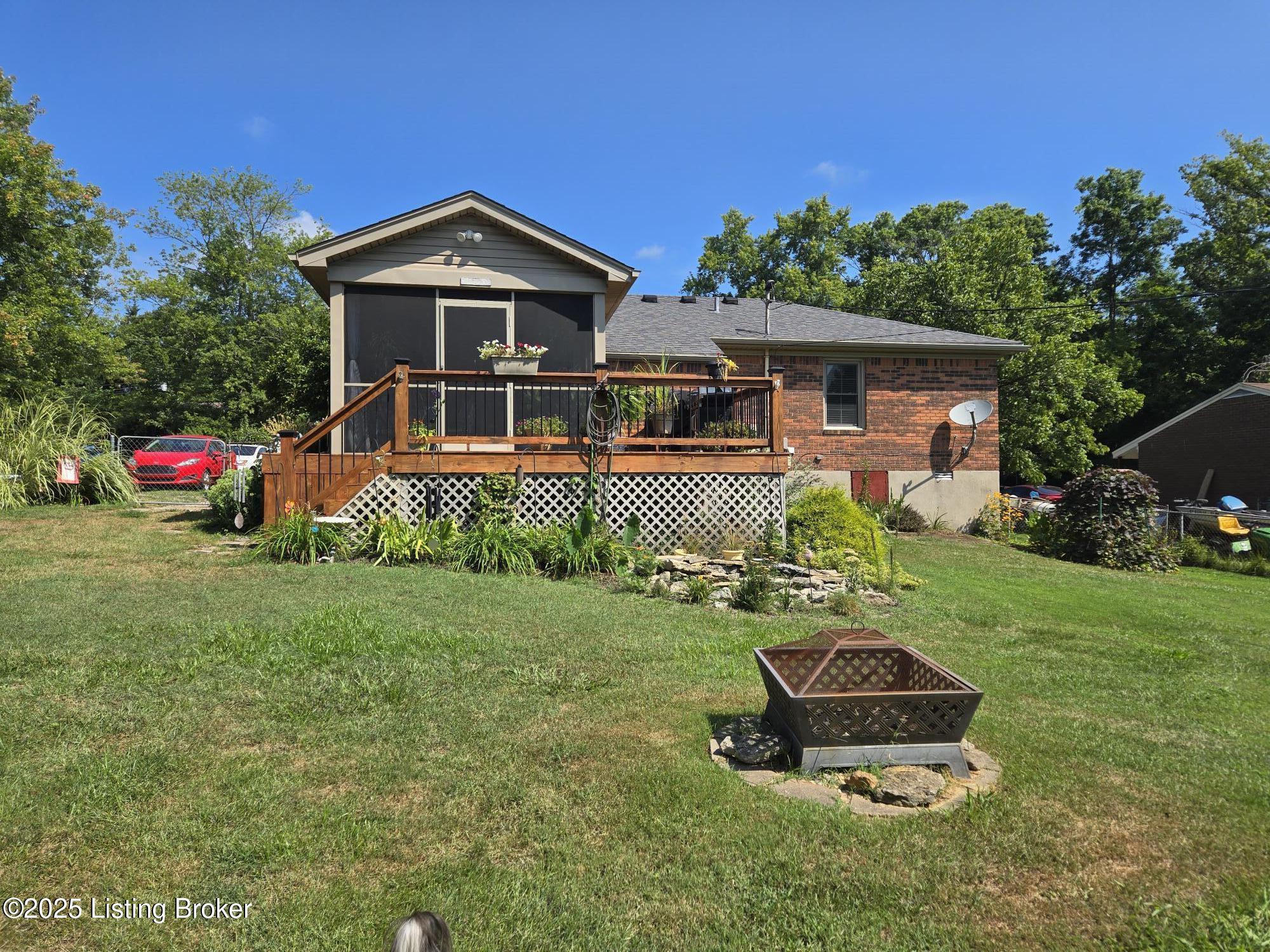 1104 E Mailback Way