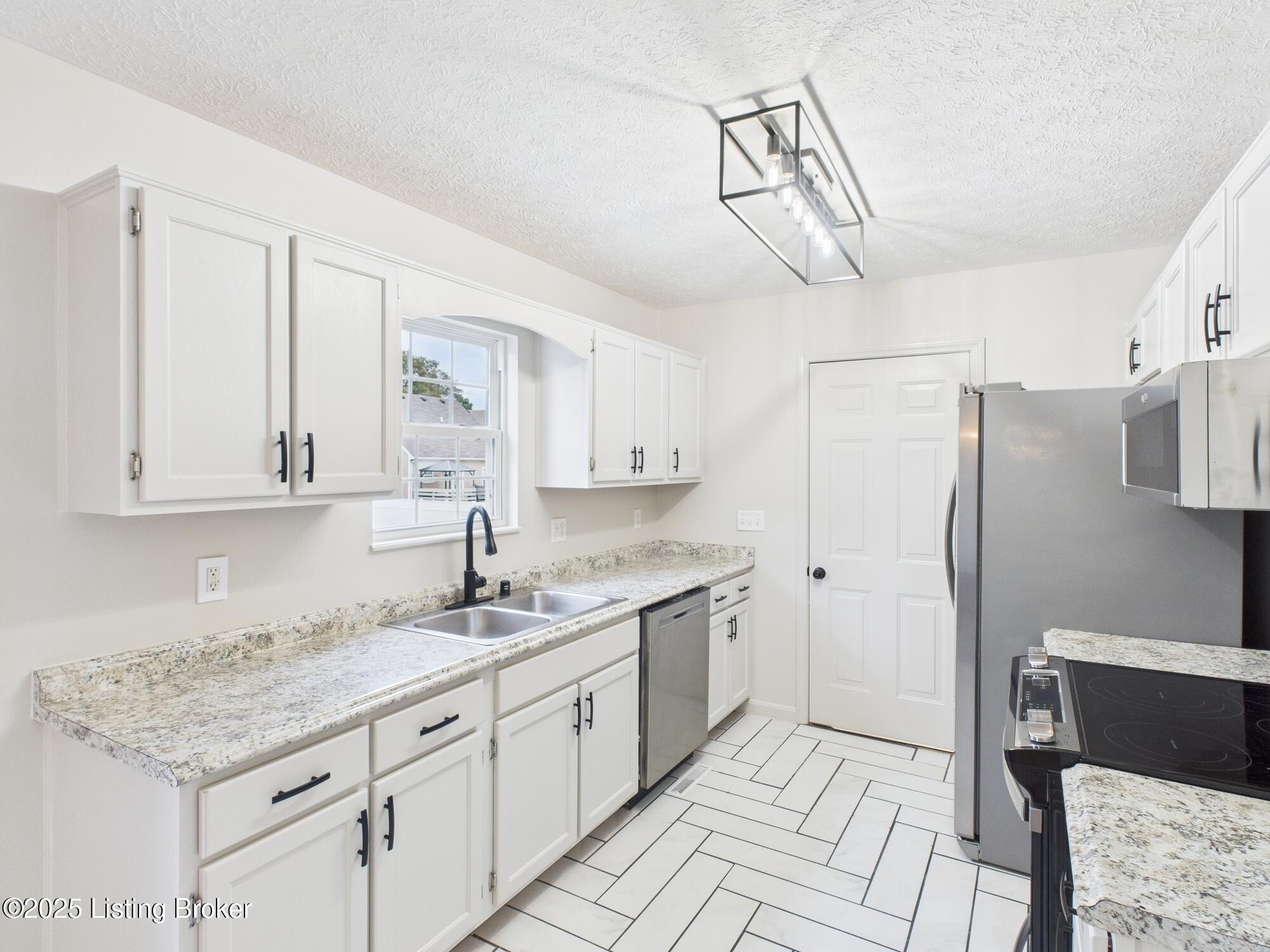 201 Greenleaf Dr