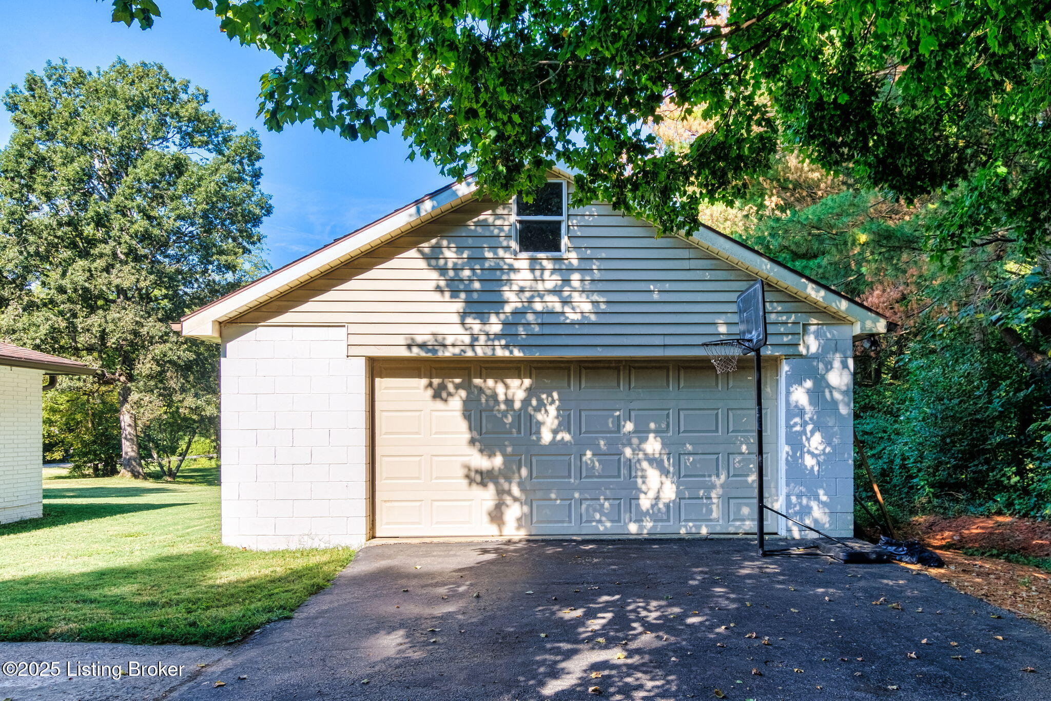490 Fisher Ln