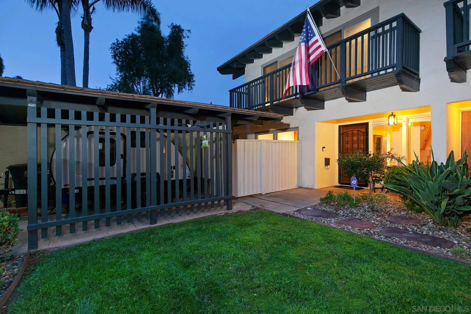 4238 Loma Riviera Ln
