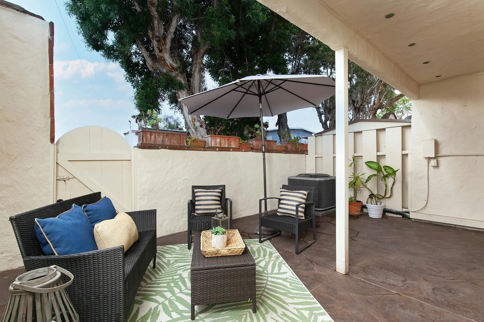 4238 Loma Riviera Ln