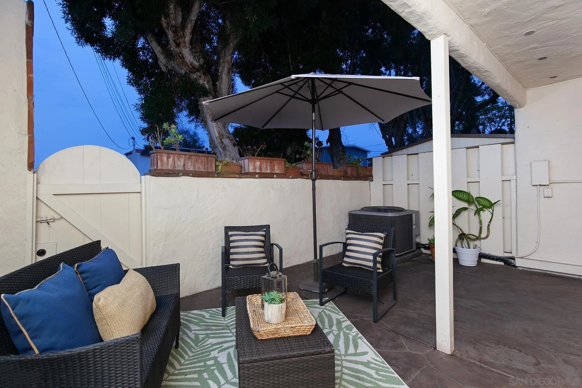4238 Loma Riviera Ln
