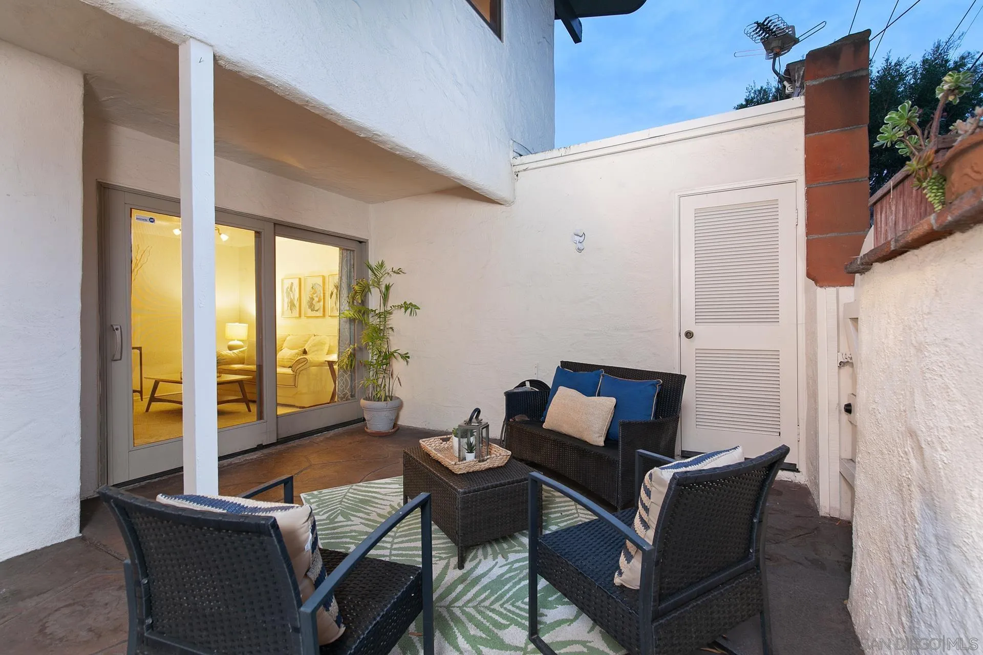 4238 Loma Riviera Ln