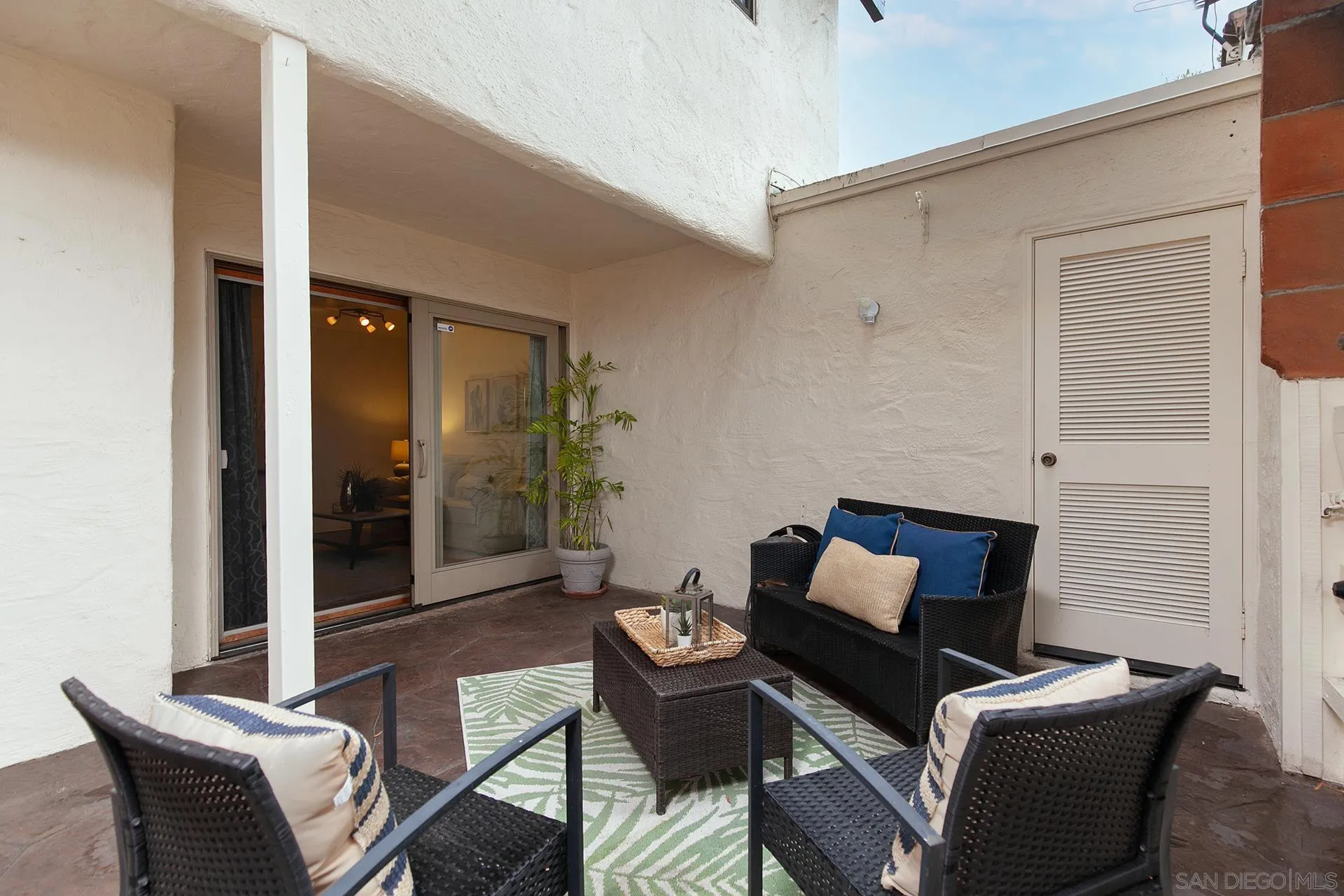 4238 Loma Riviera Ln