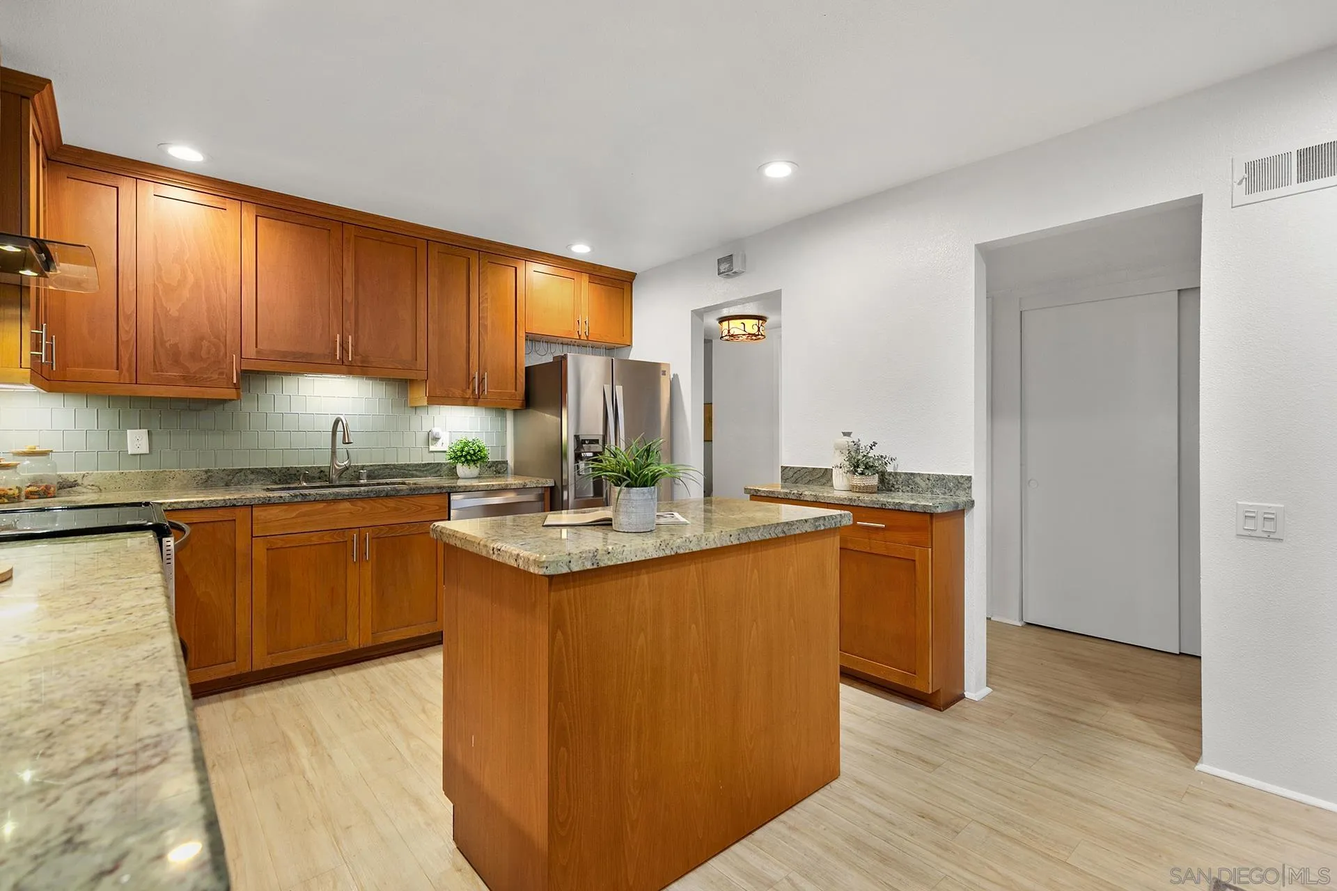 4238 Loma Riviera Ln