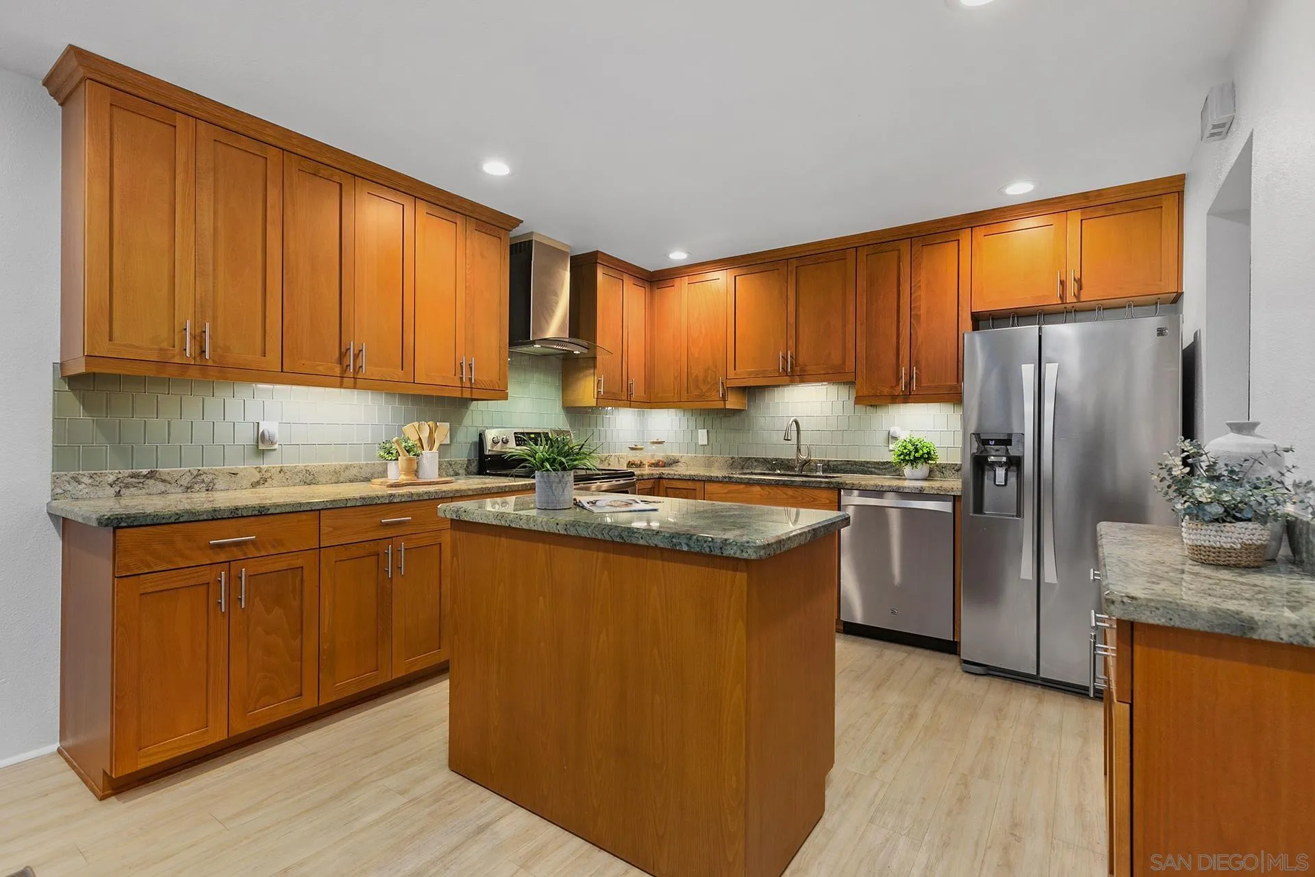 4238 Loma Riviera Ln