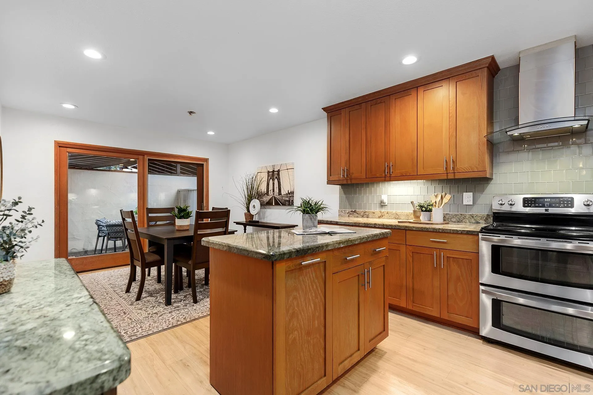 4238 Loma Riviera Ln