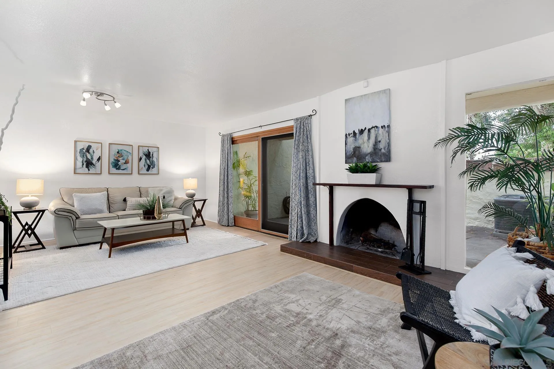 4238 Loma Riviera Ln
