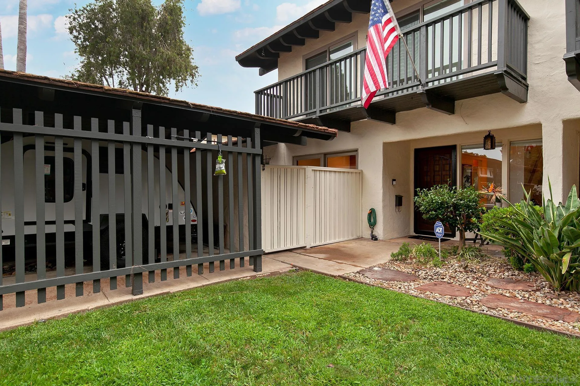 4238 Loma Riviera Ln