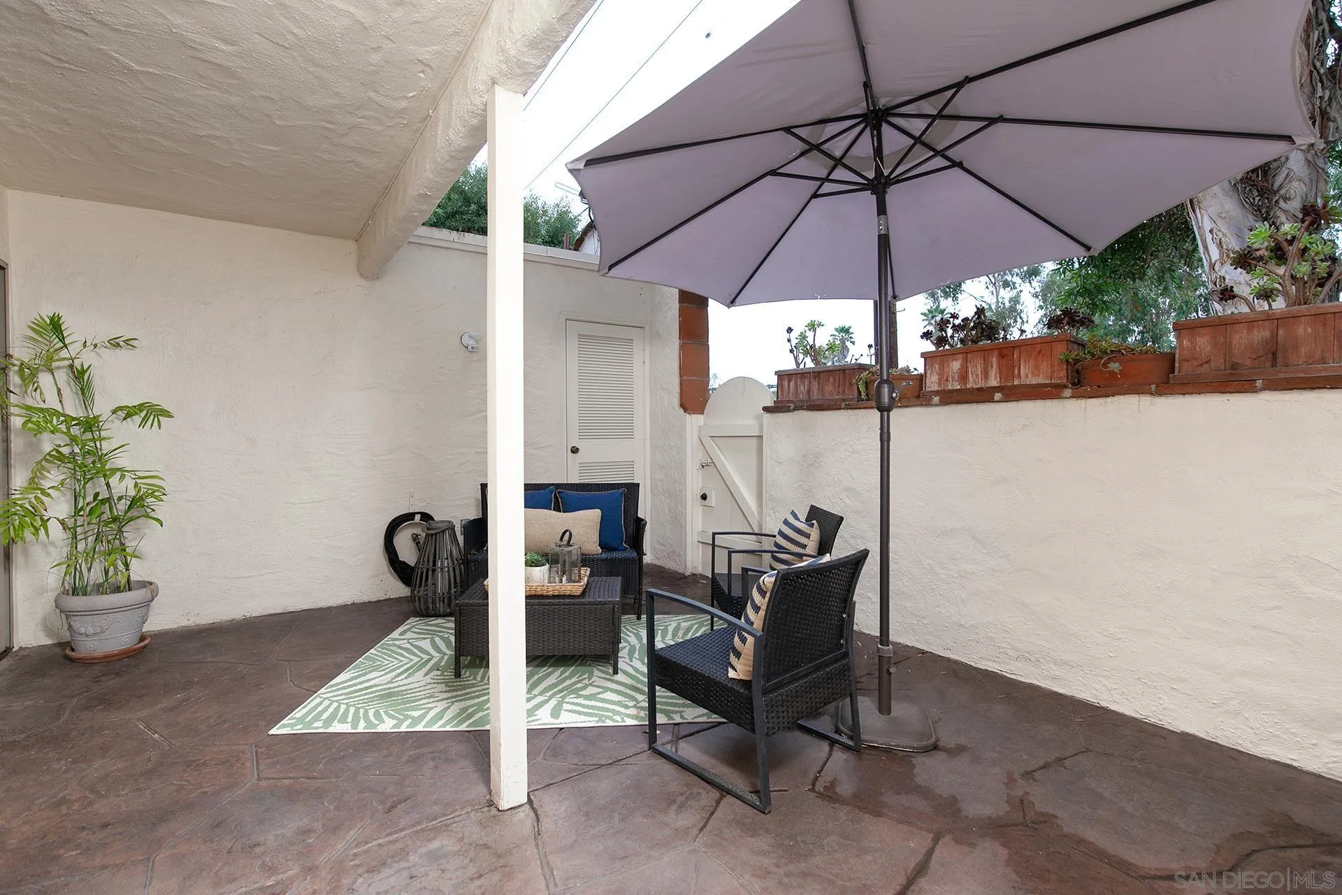 4238 Loma Riviera Ln