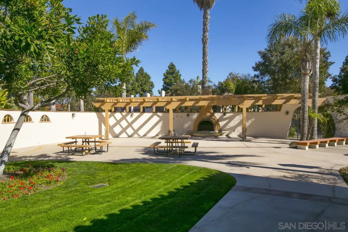 3276 Loma Riviera Dr