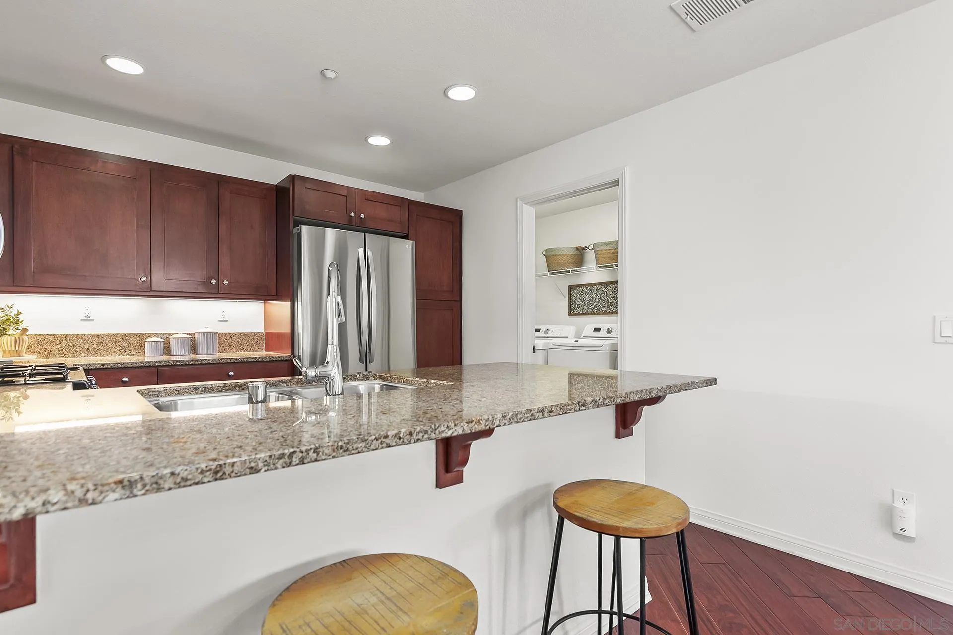 3528 Shoreline Bluff Ln