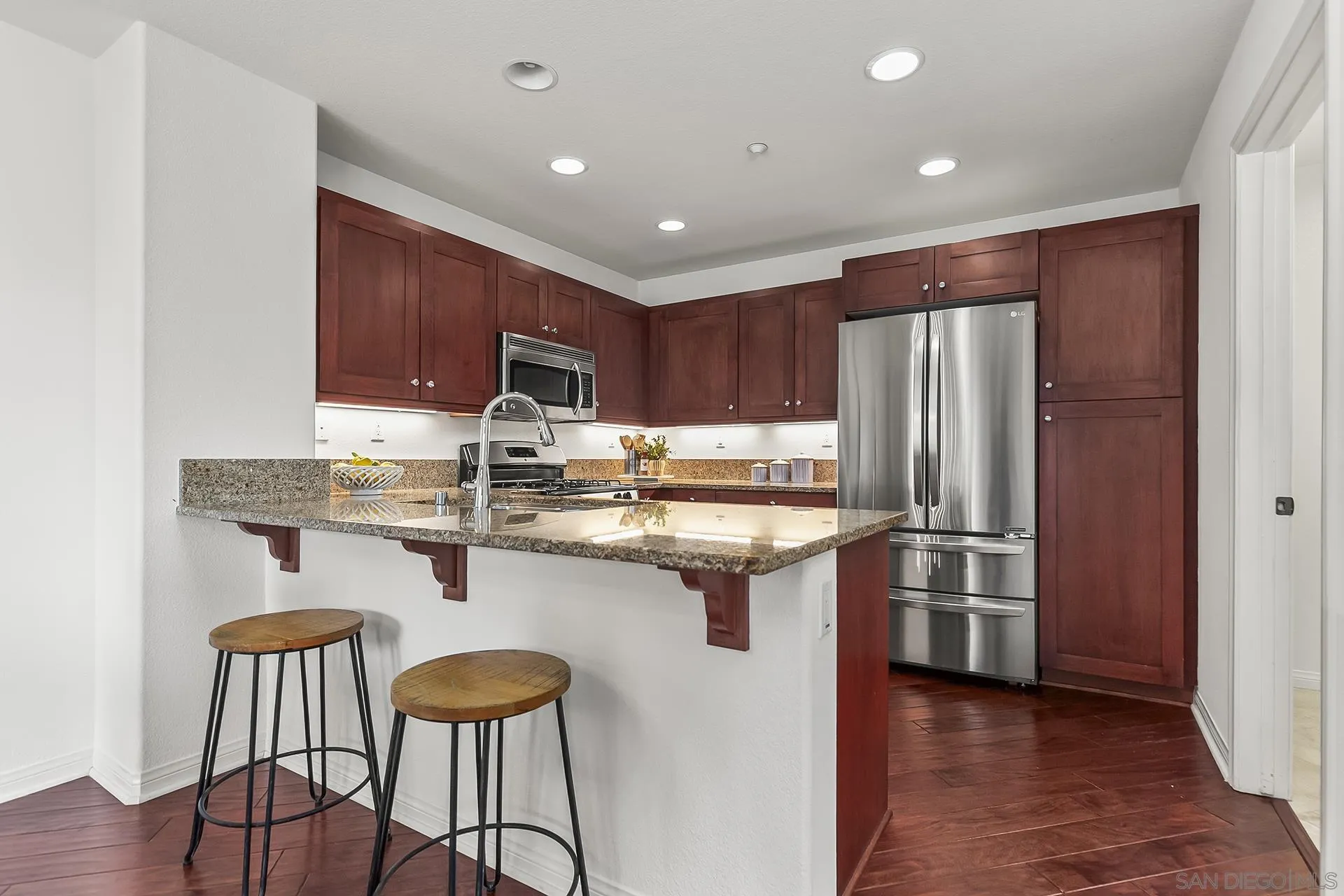 3528 Shoreline Bluff Ln