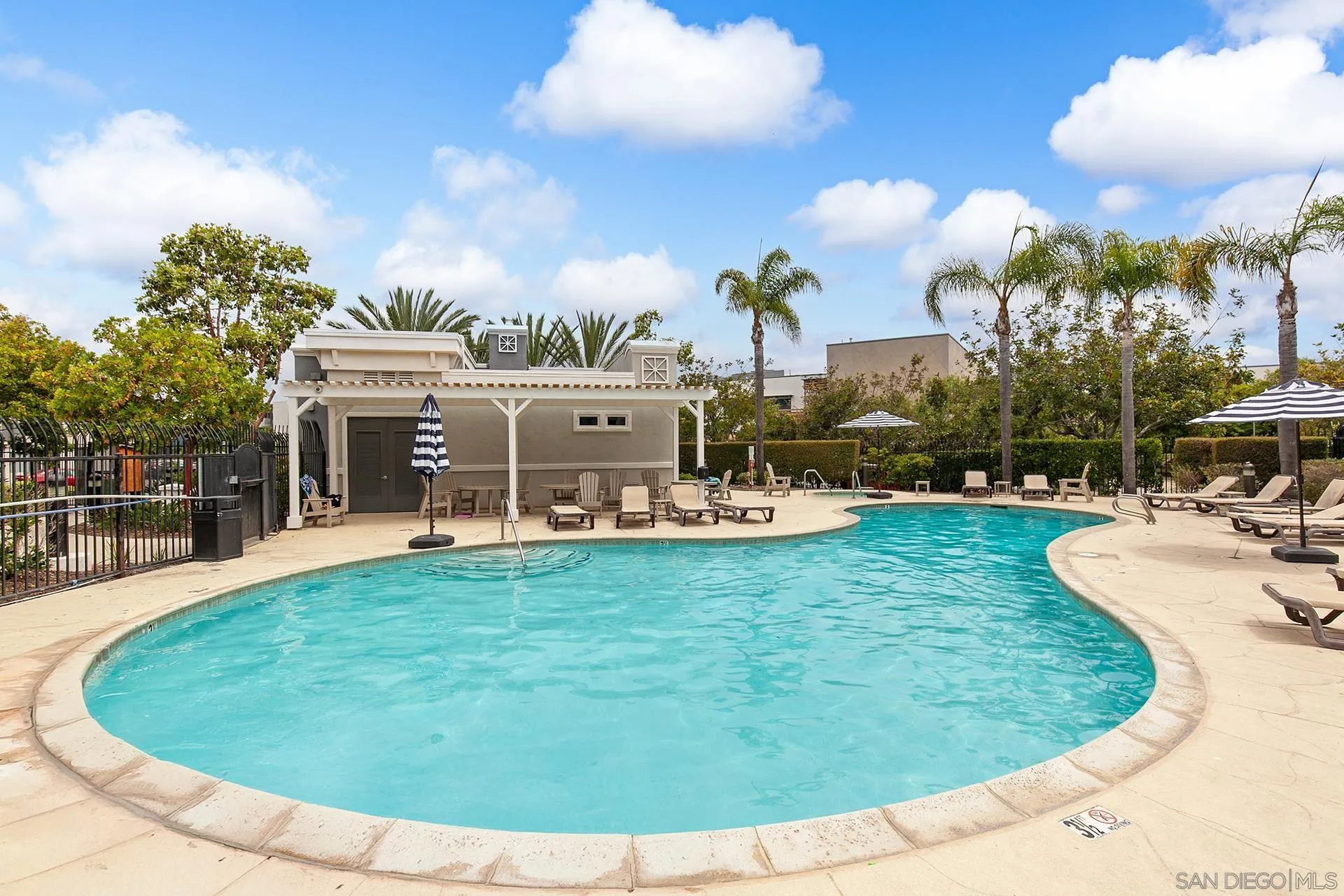 3528 Shoreline Bluff Ln