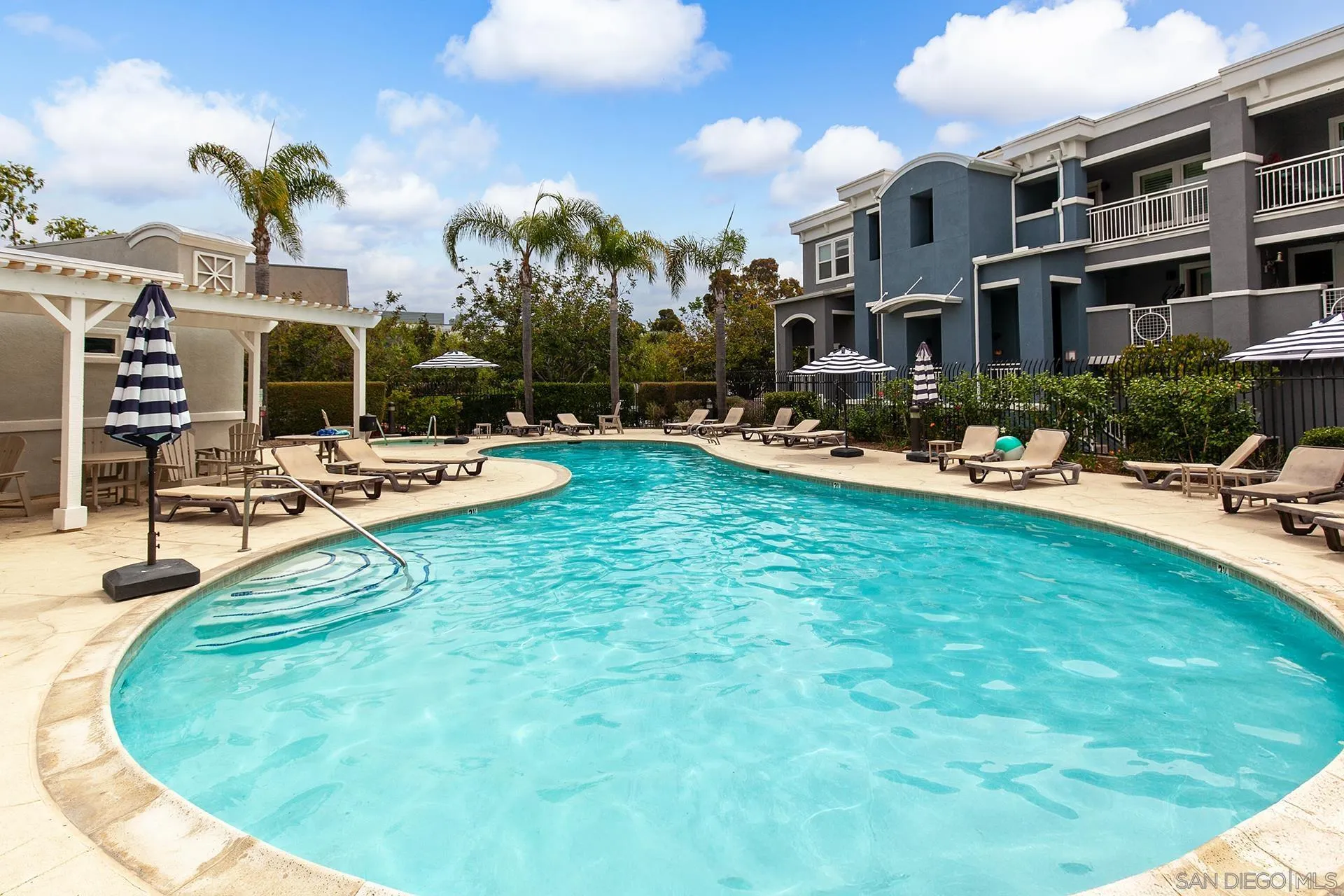 3528 Shoreline Bluff Ln
