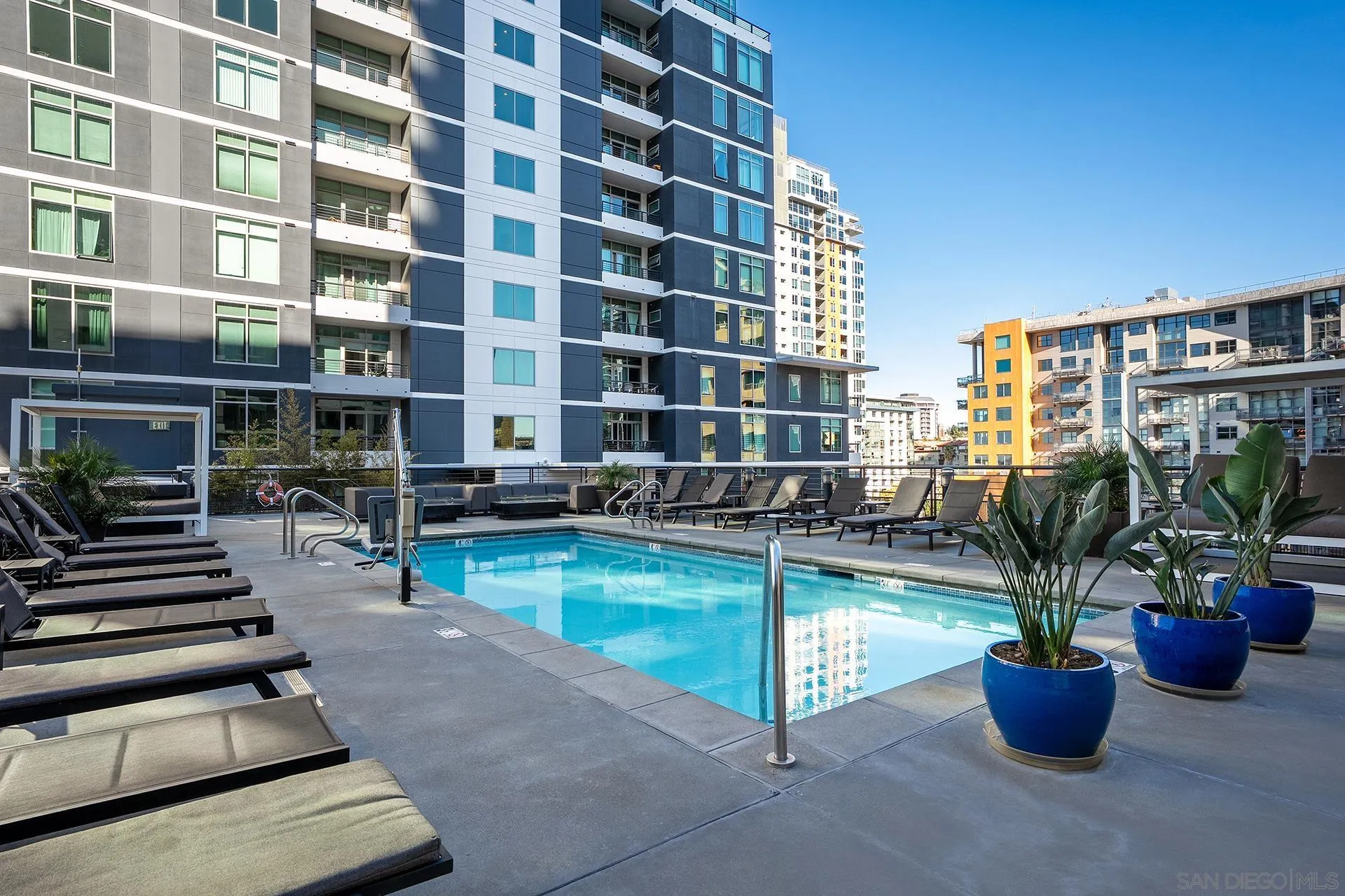 425 W Beech St Unit 327