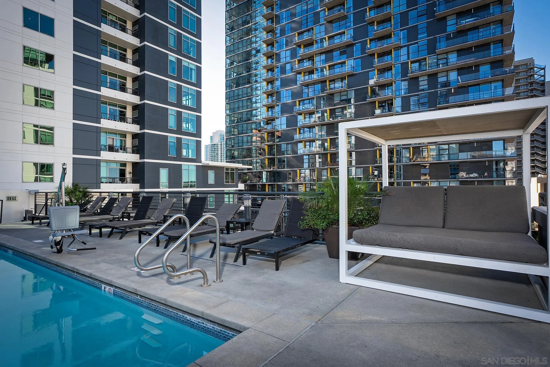 425 W Beech St Unit 327