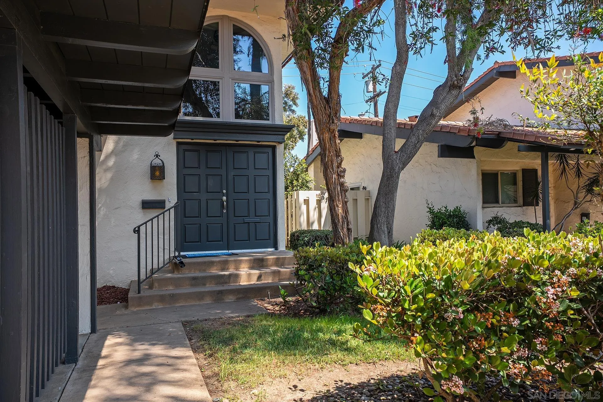 4242 Loma Riviera