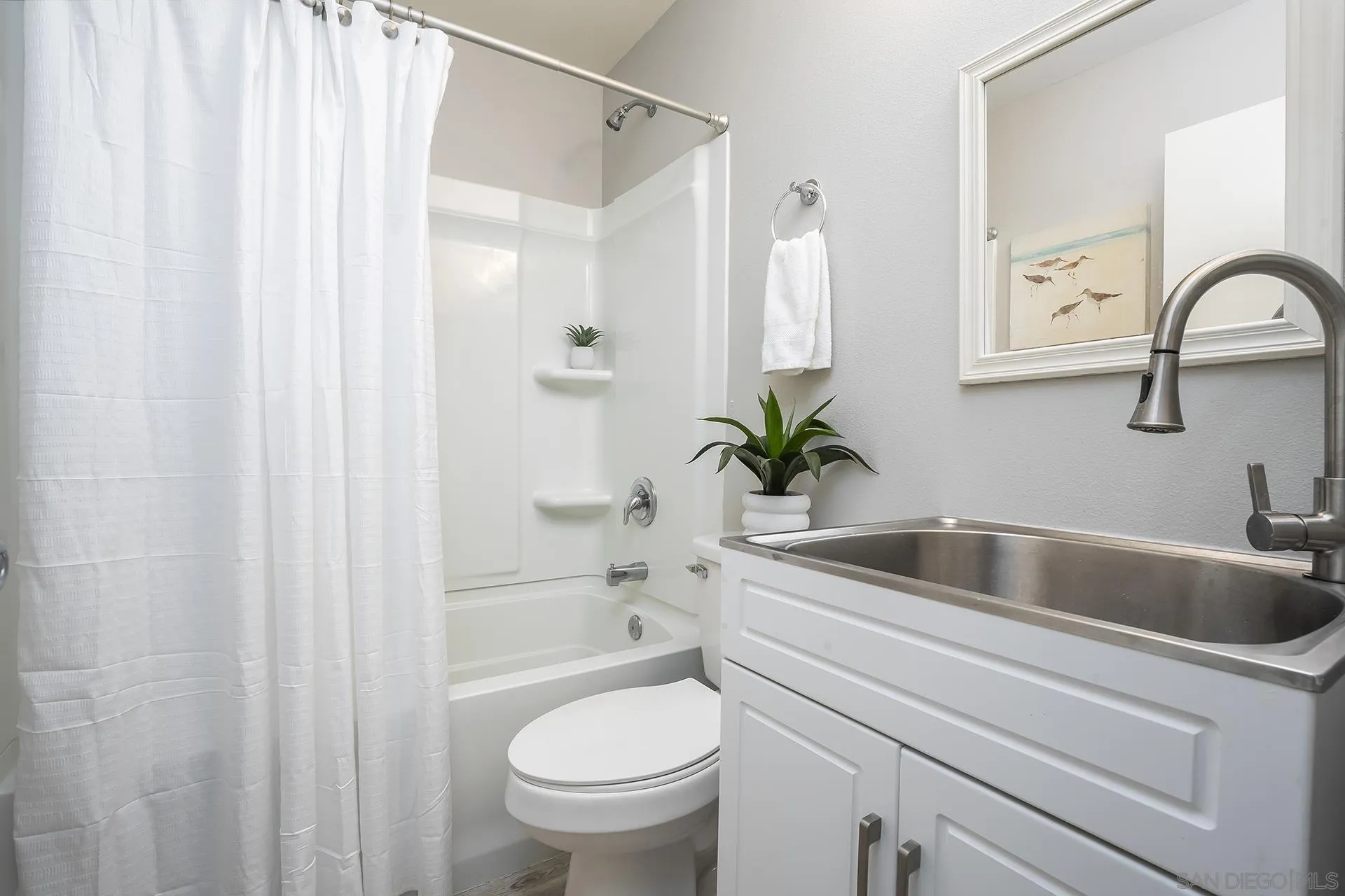 4242 Loma Riviera