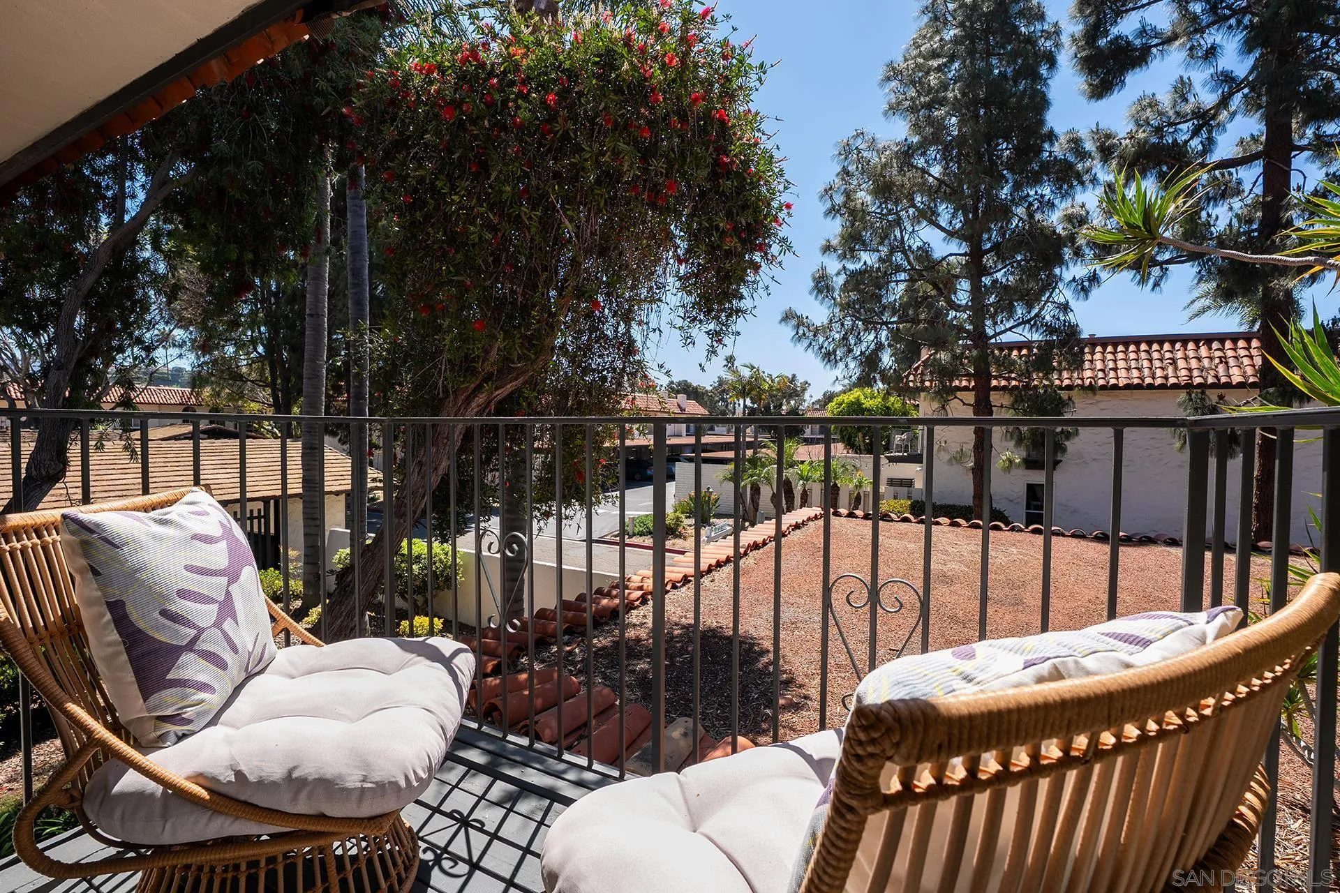 4242 Loma Riviera