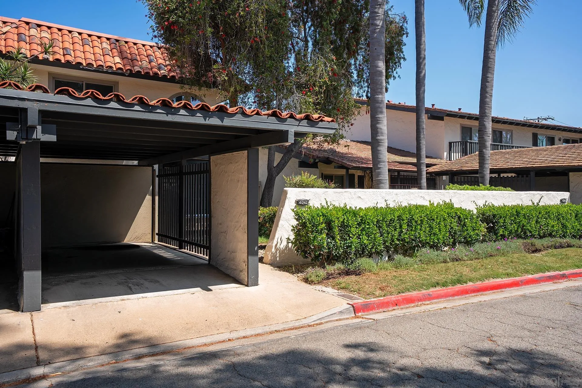 4242 Loma Riviera