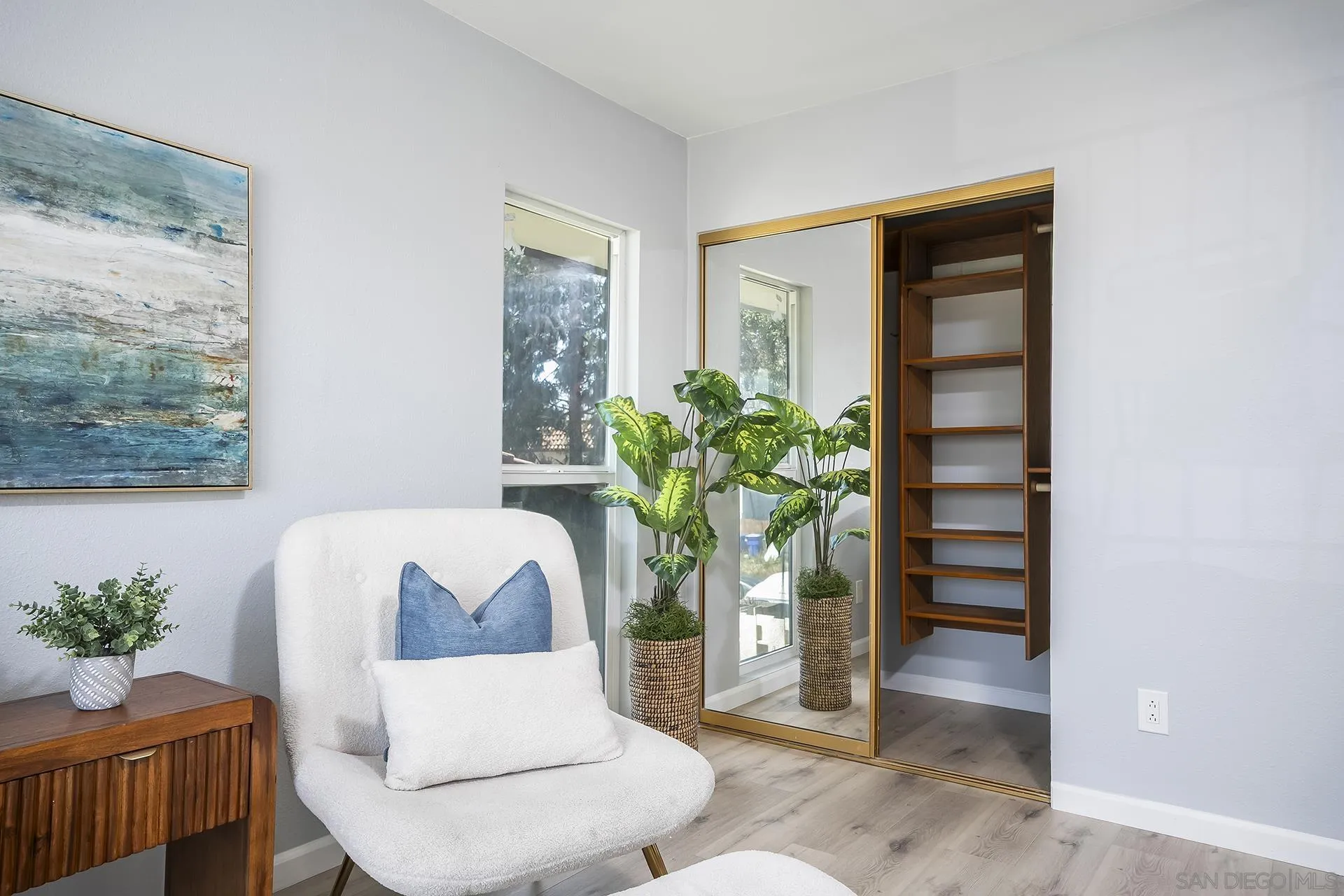 4242 Loma Riviera
