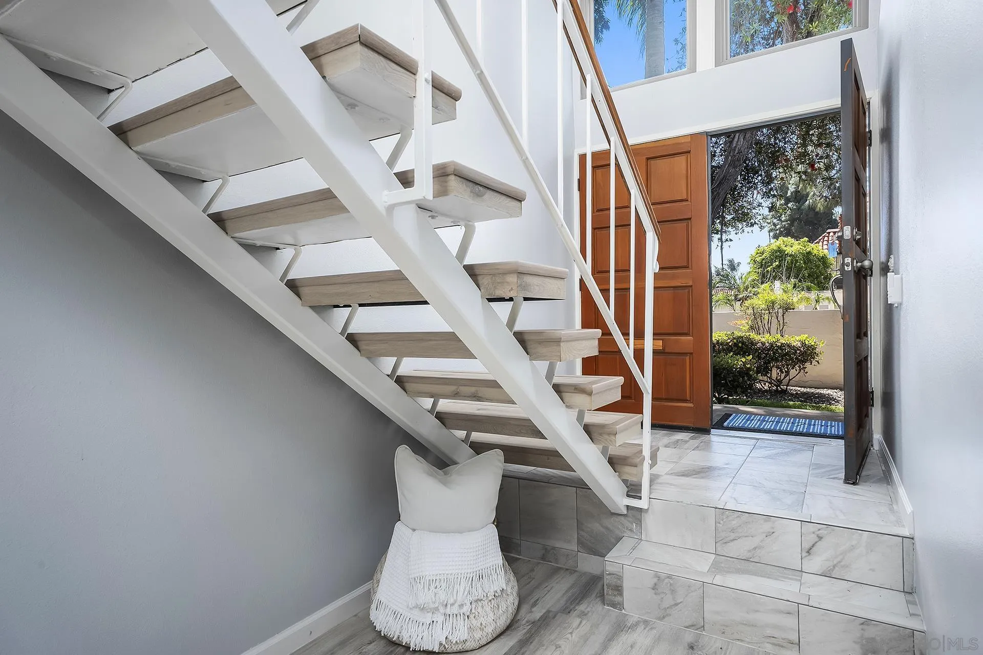 4242 Loma Riviera
