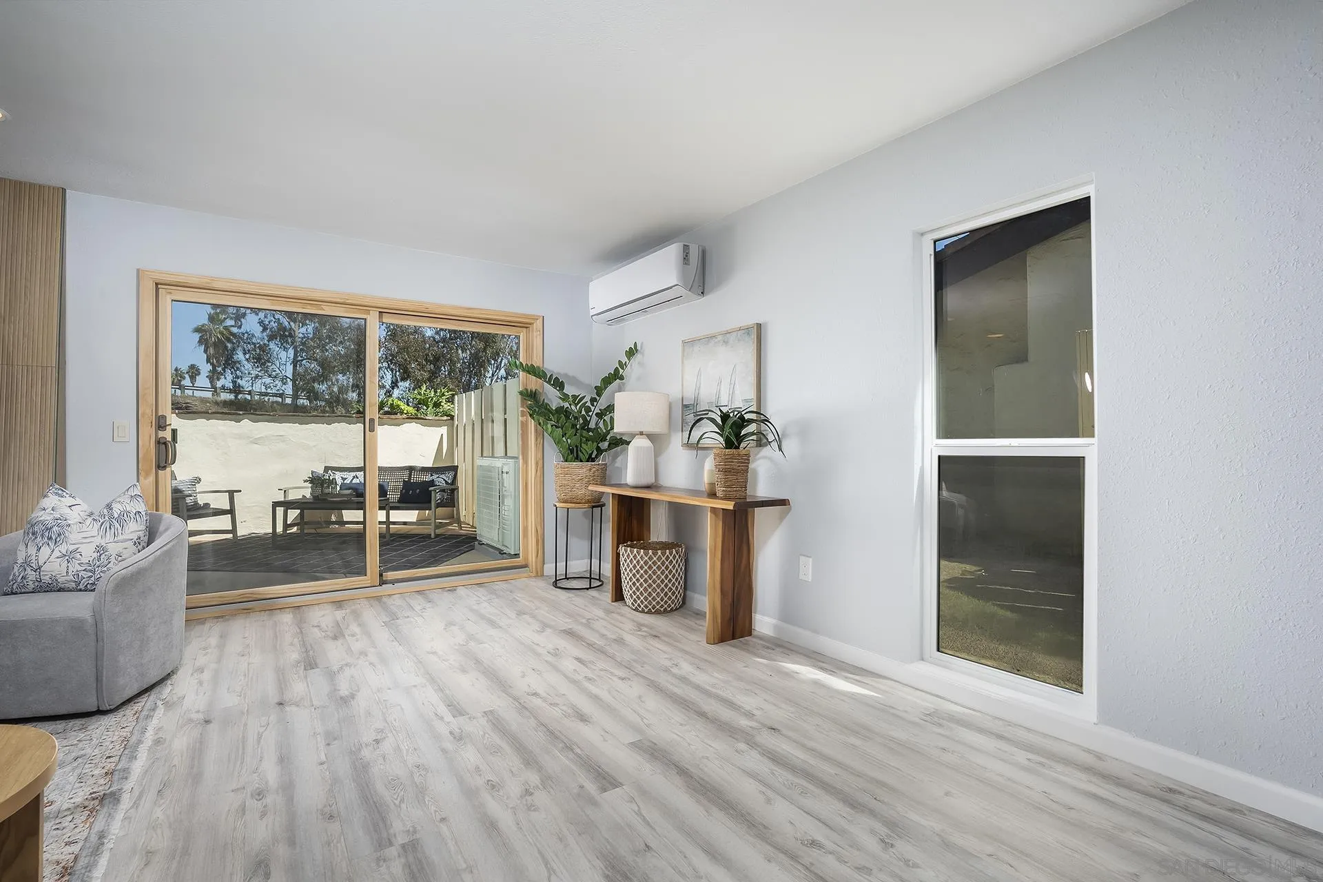4242 Loma Riviera
