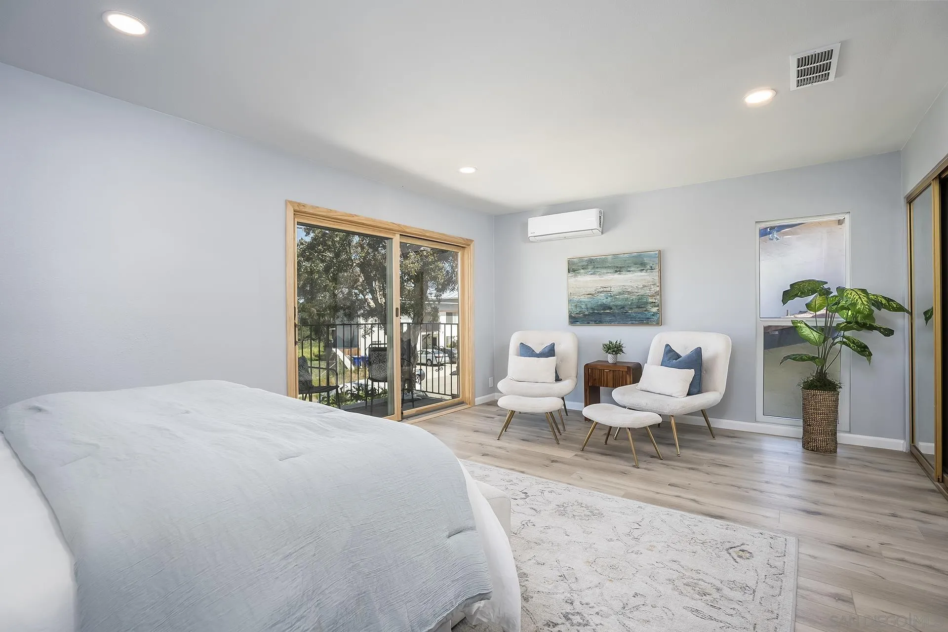 4242 Loma Riviera