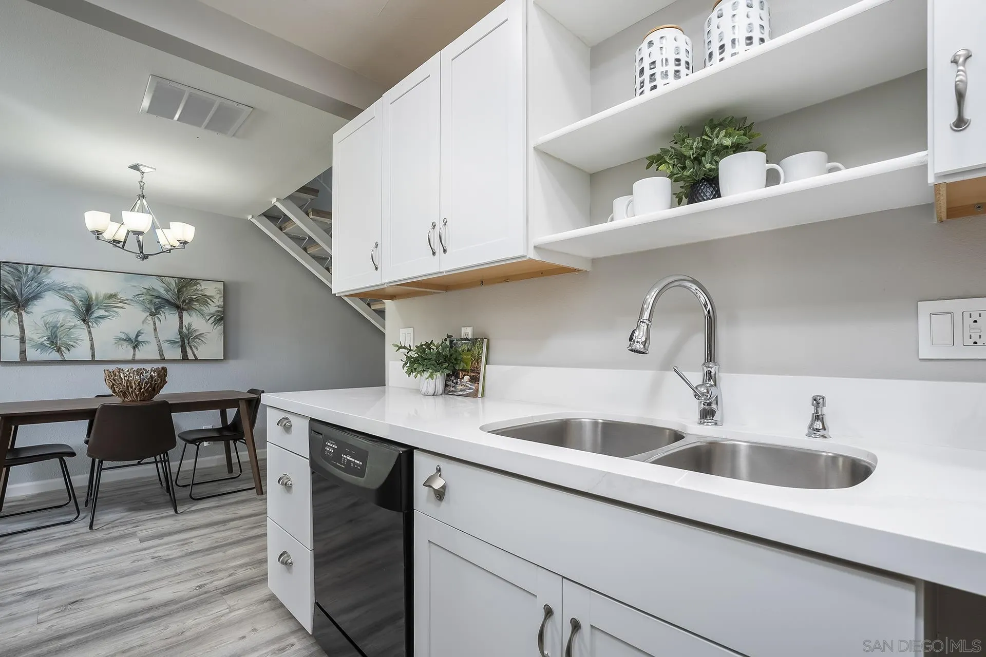 4242 Loma Riviera