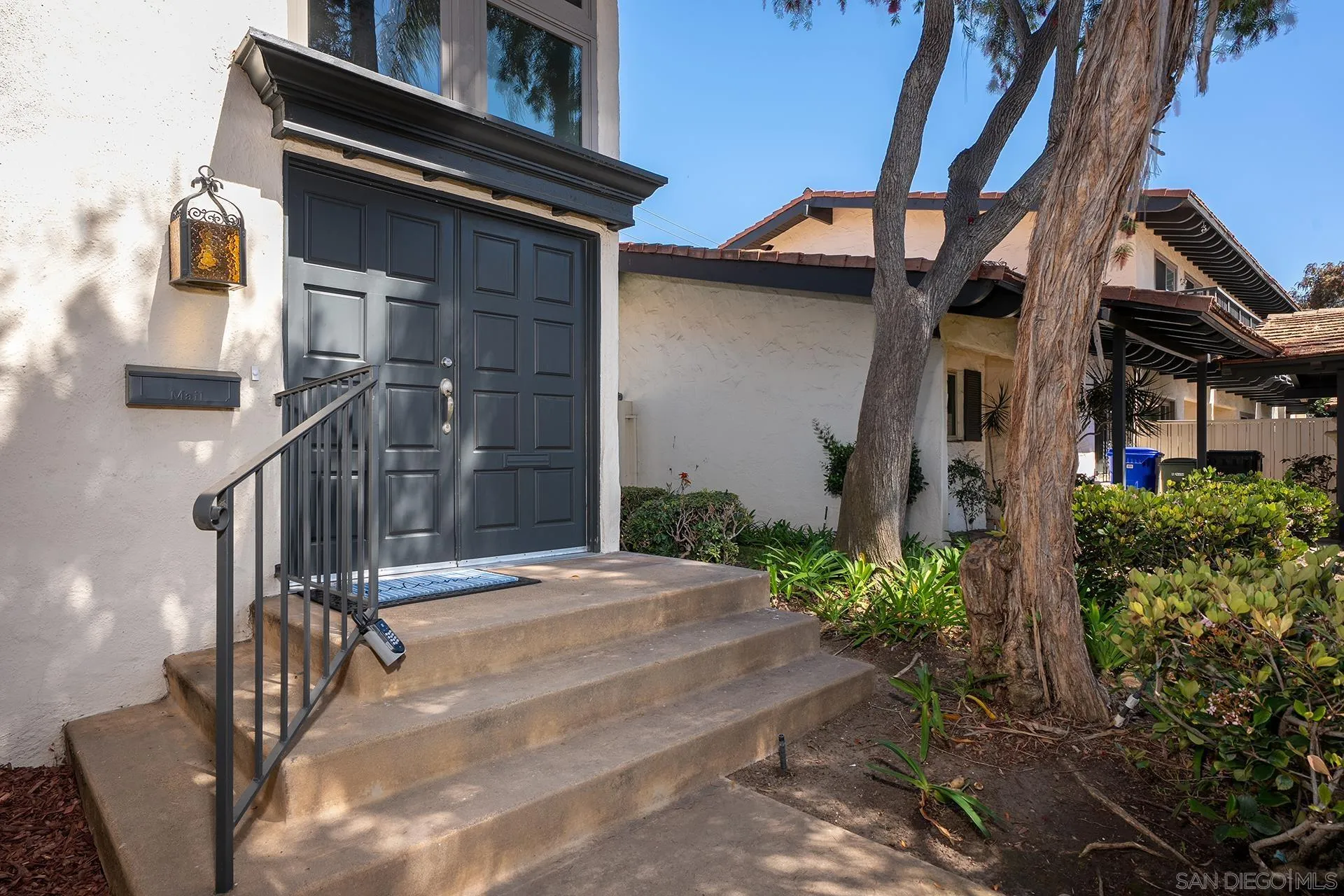4242 Loma Riviera