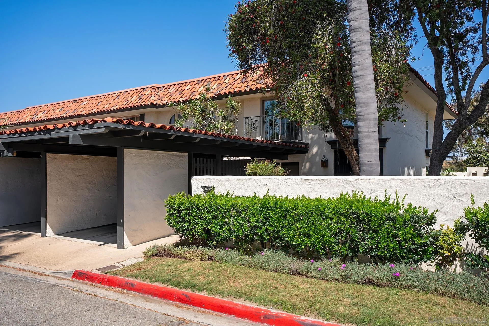 4242 Loma Riviera