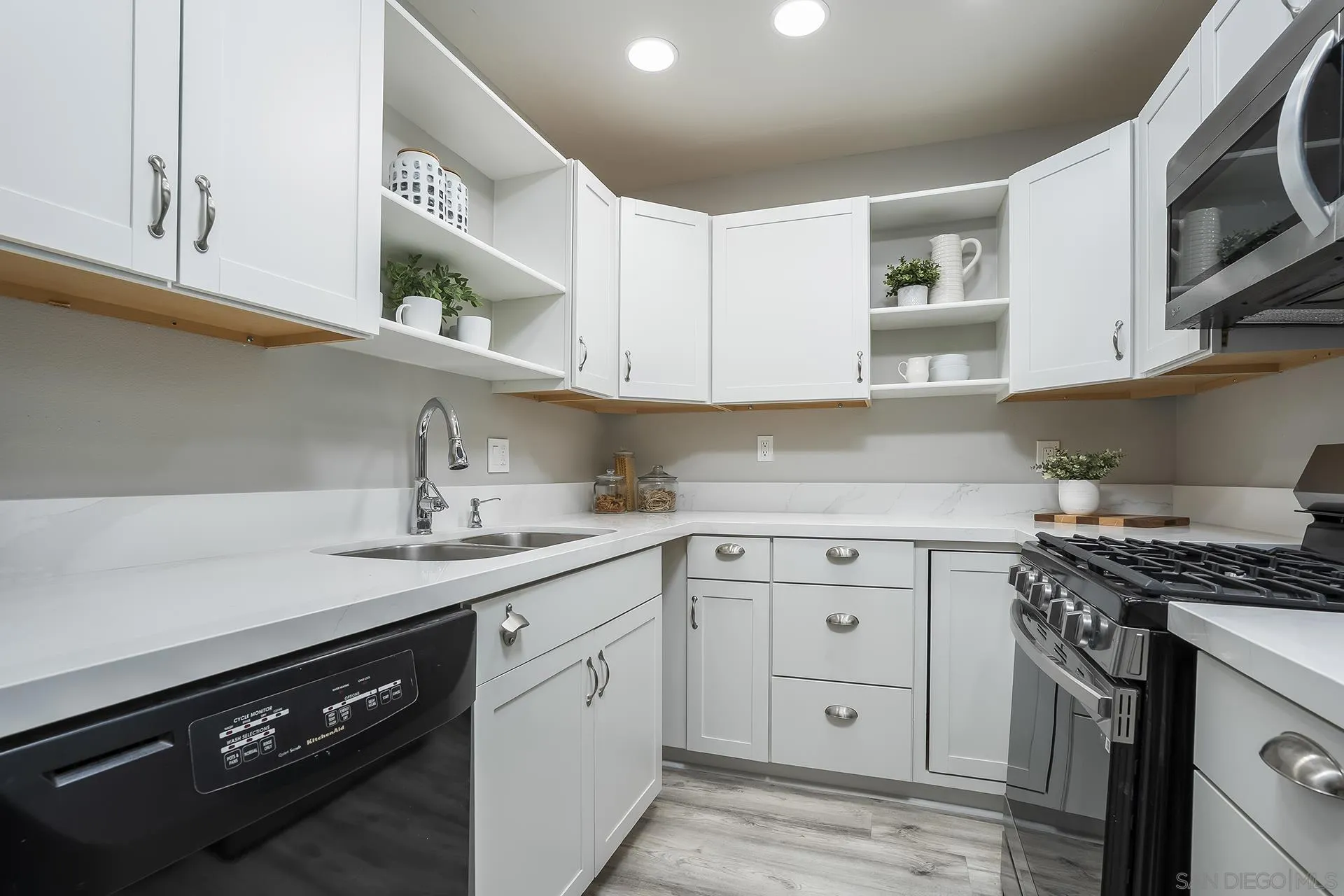 4242 Loma Riviera