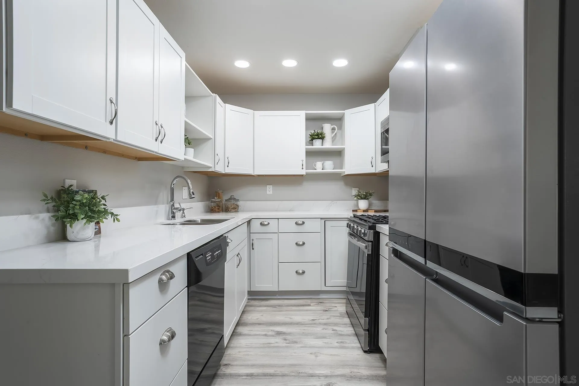 4242 Loma Riviera