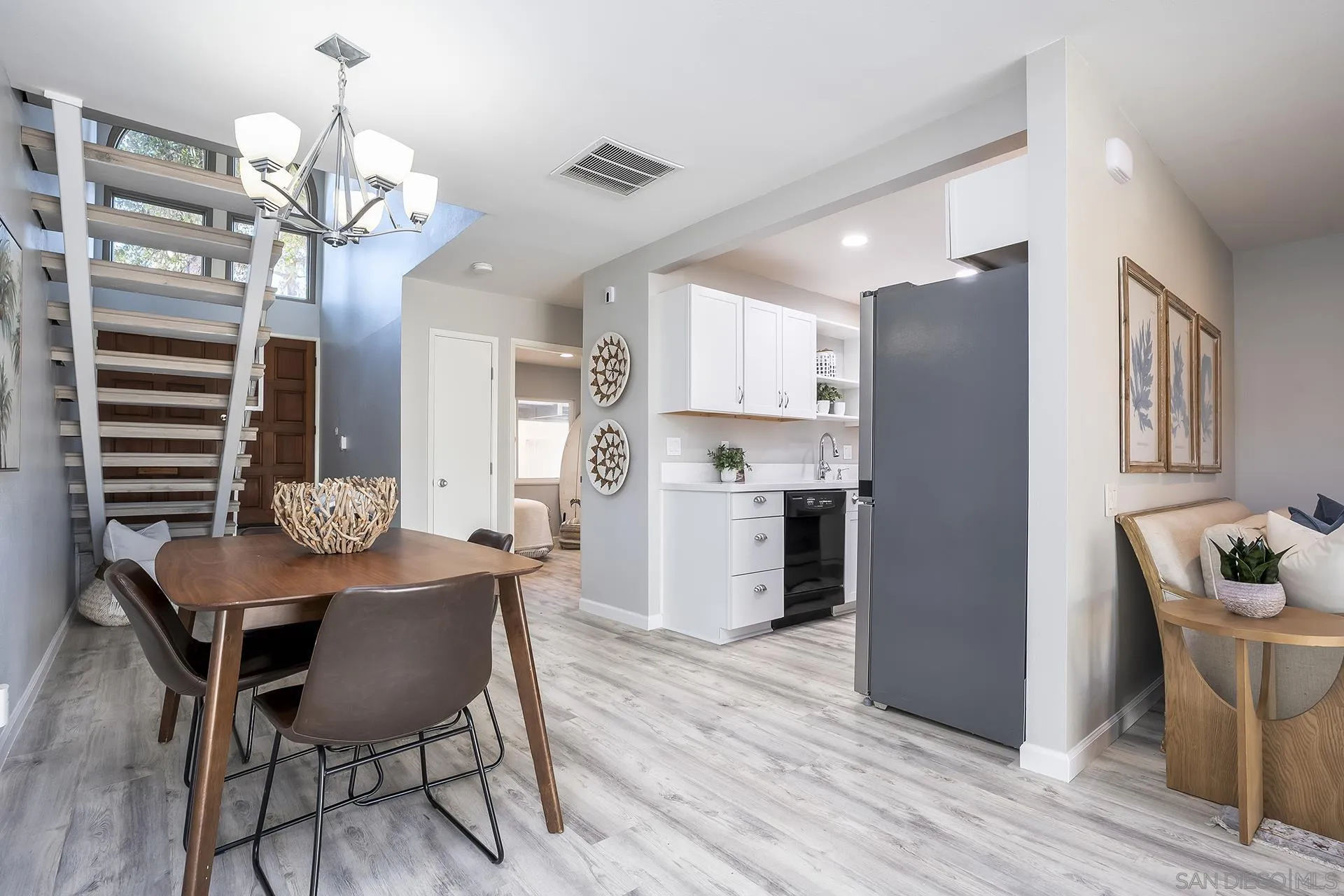 4242 Loma Riviera