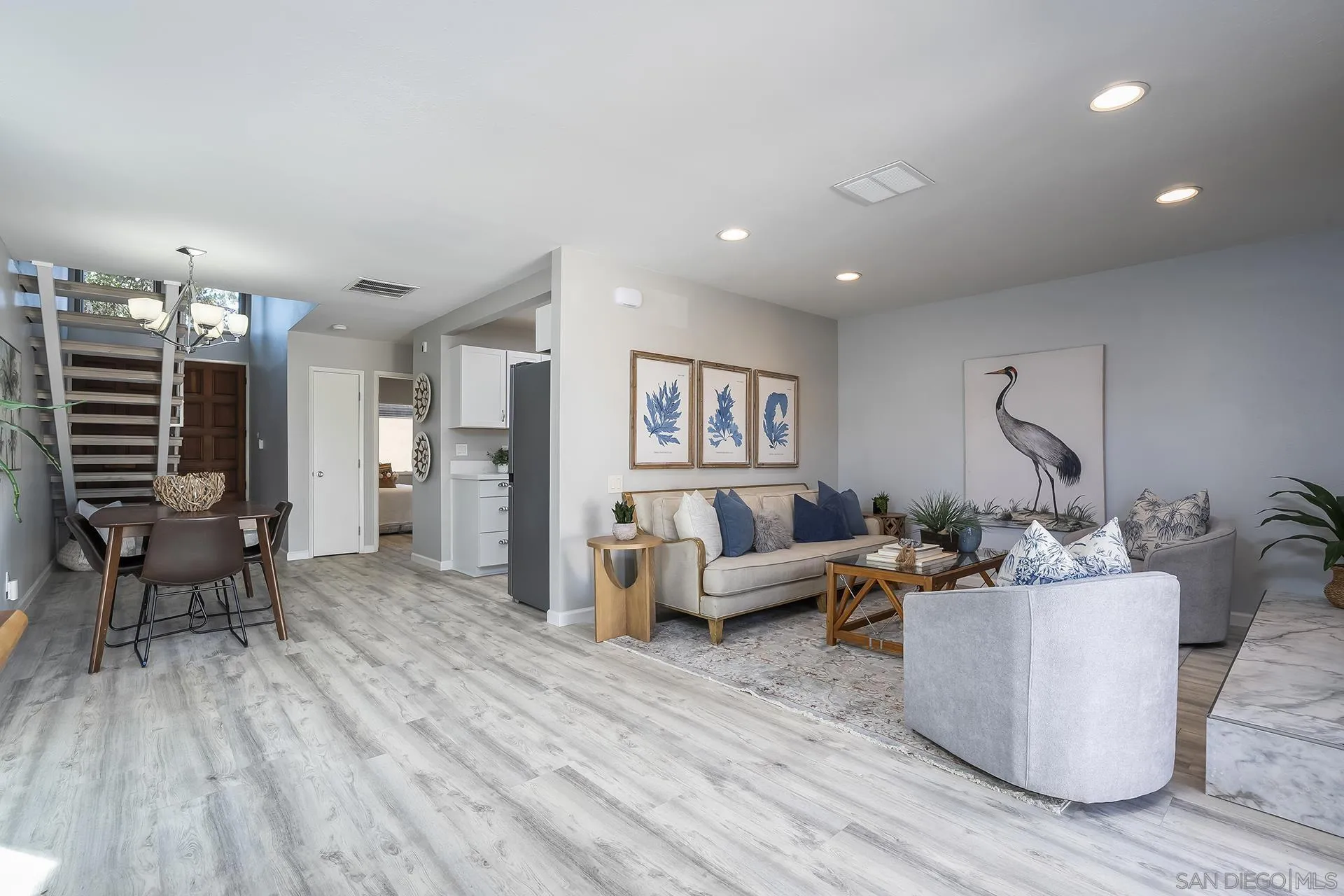 4242 Loma Riviera