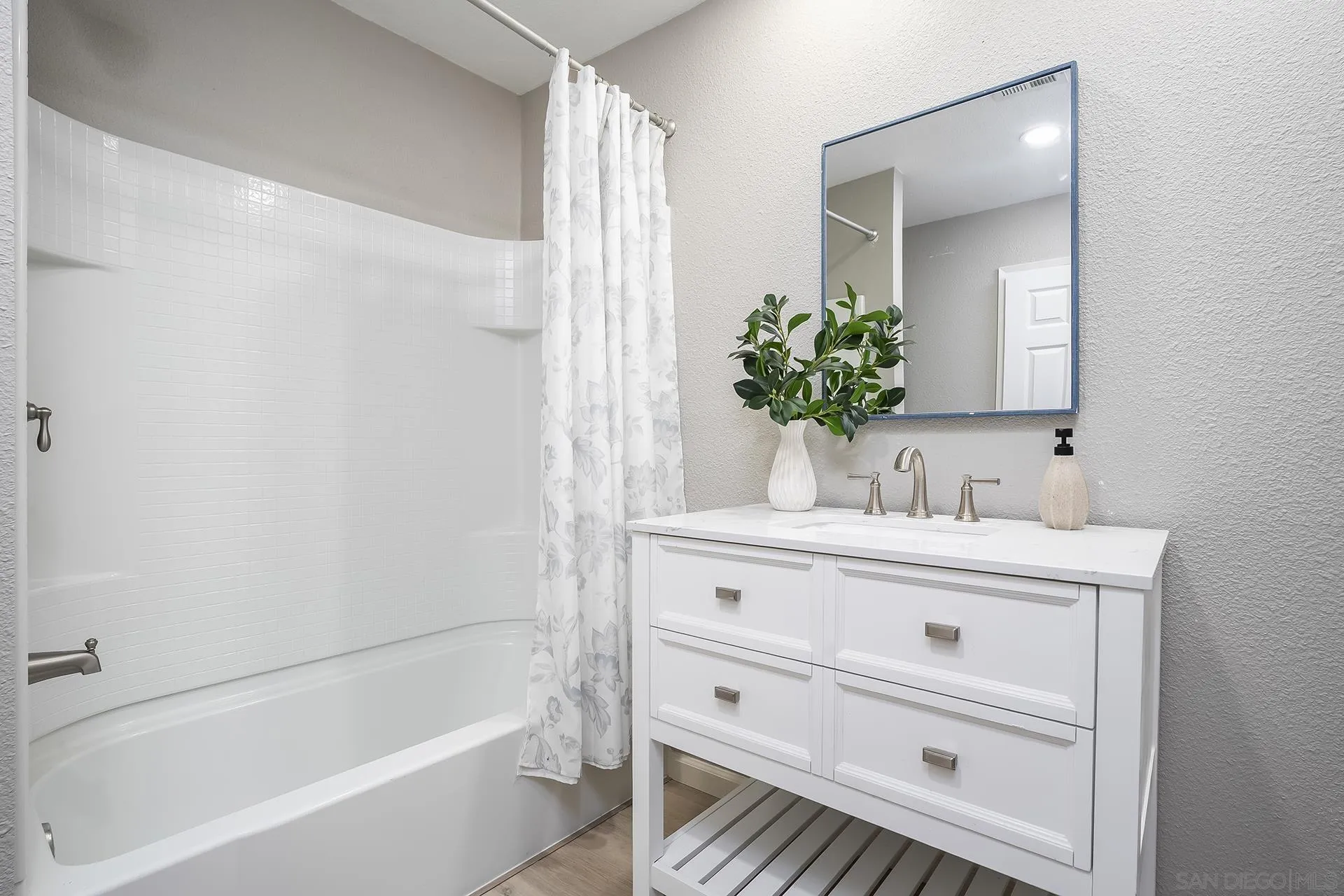 4242 Loma Riviera