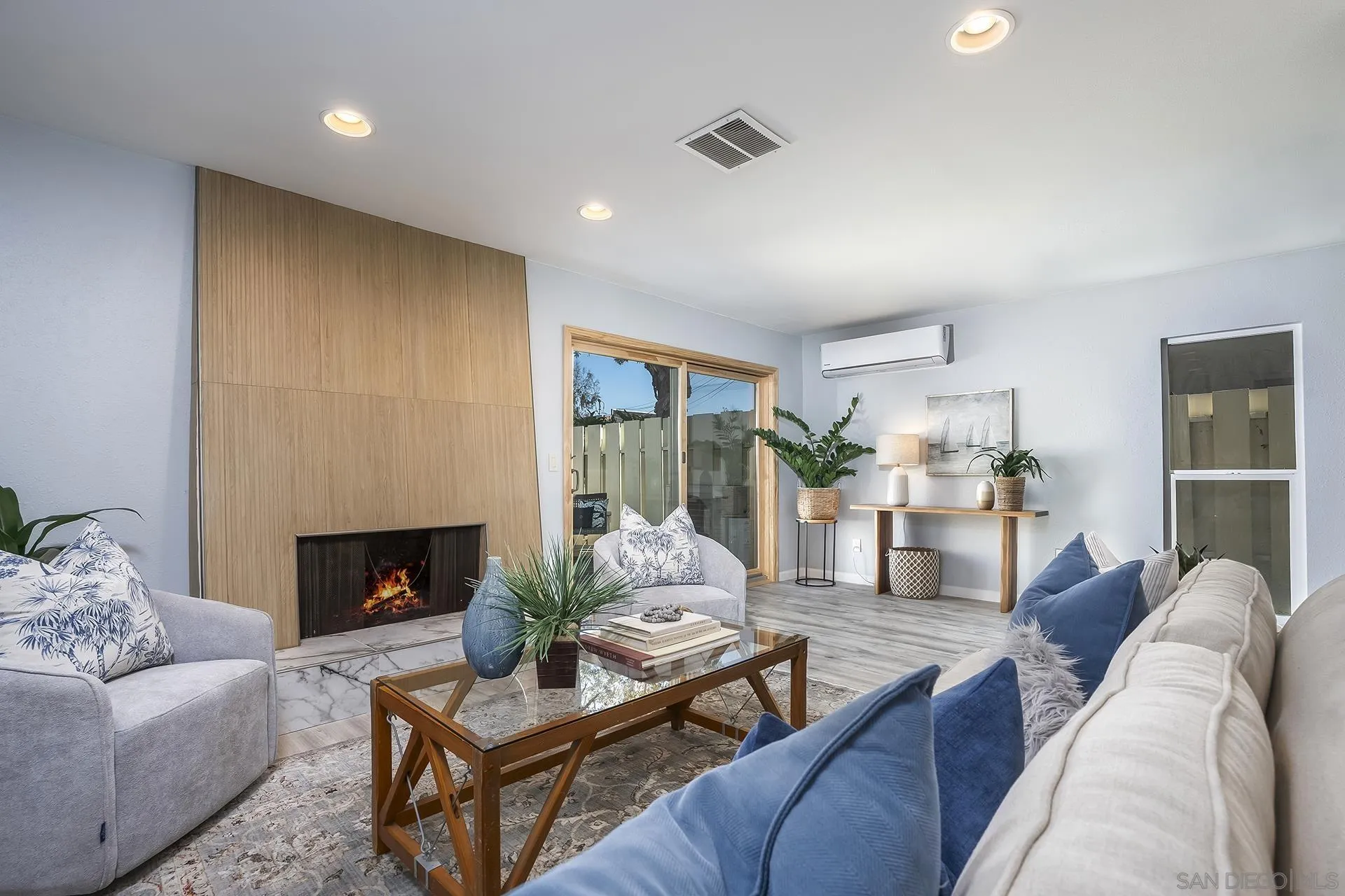 4242 Loma Riviera