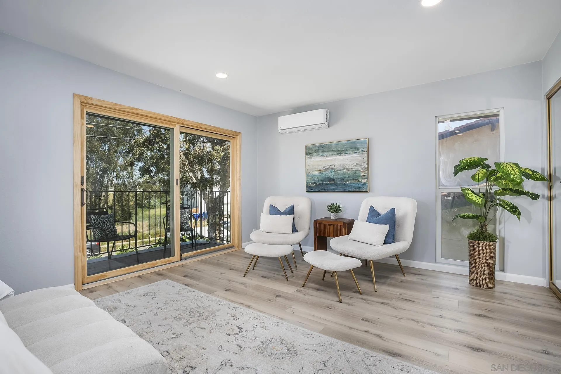 4242 Loma Riviera
