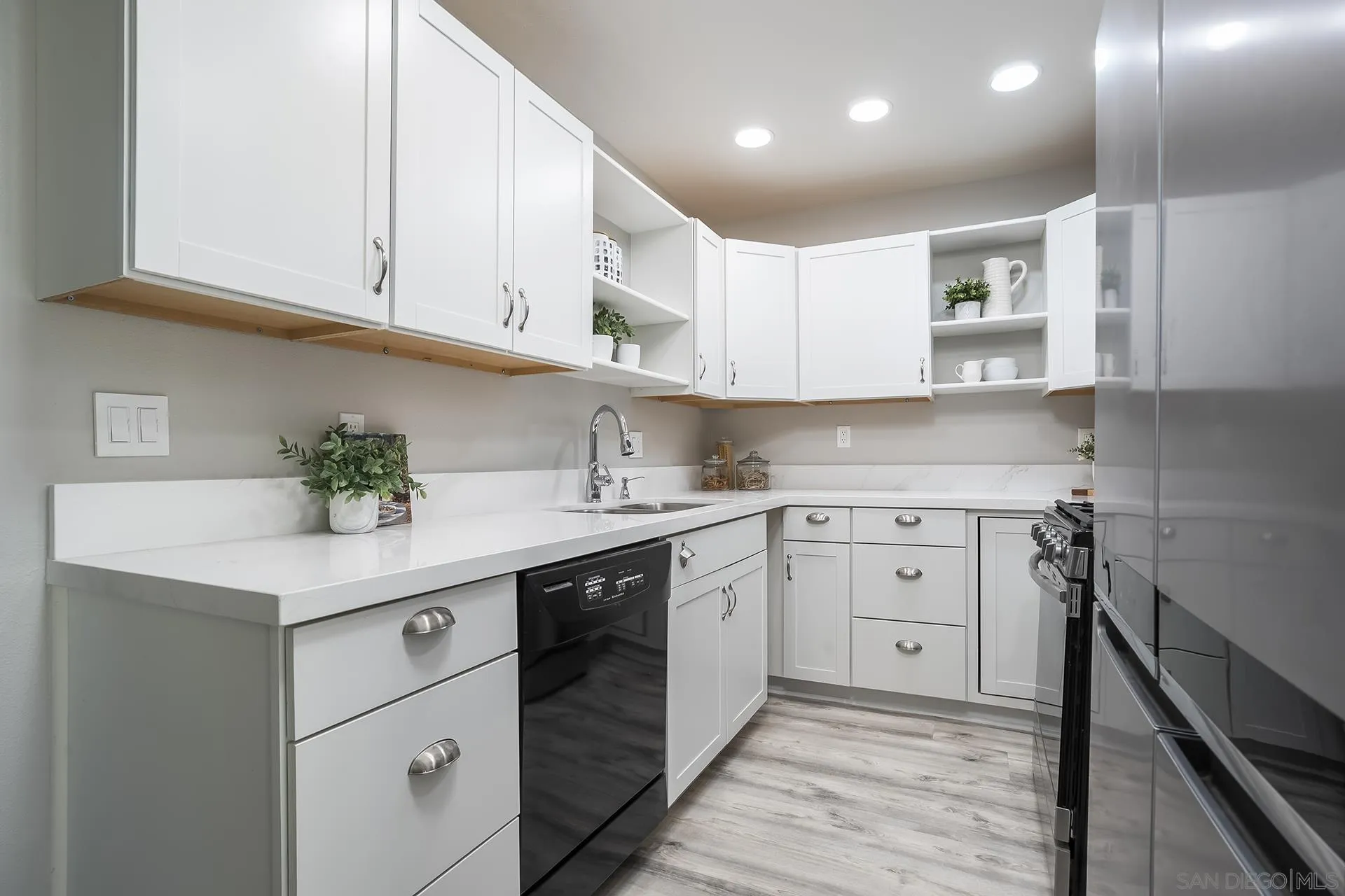 4242 Loma Riviera