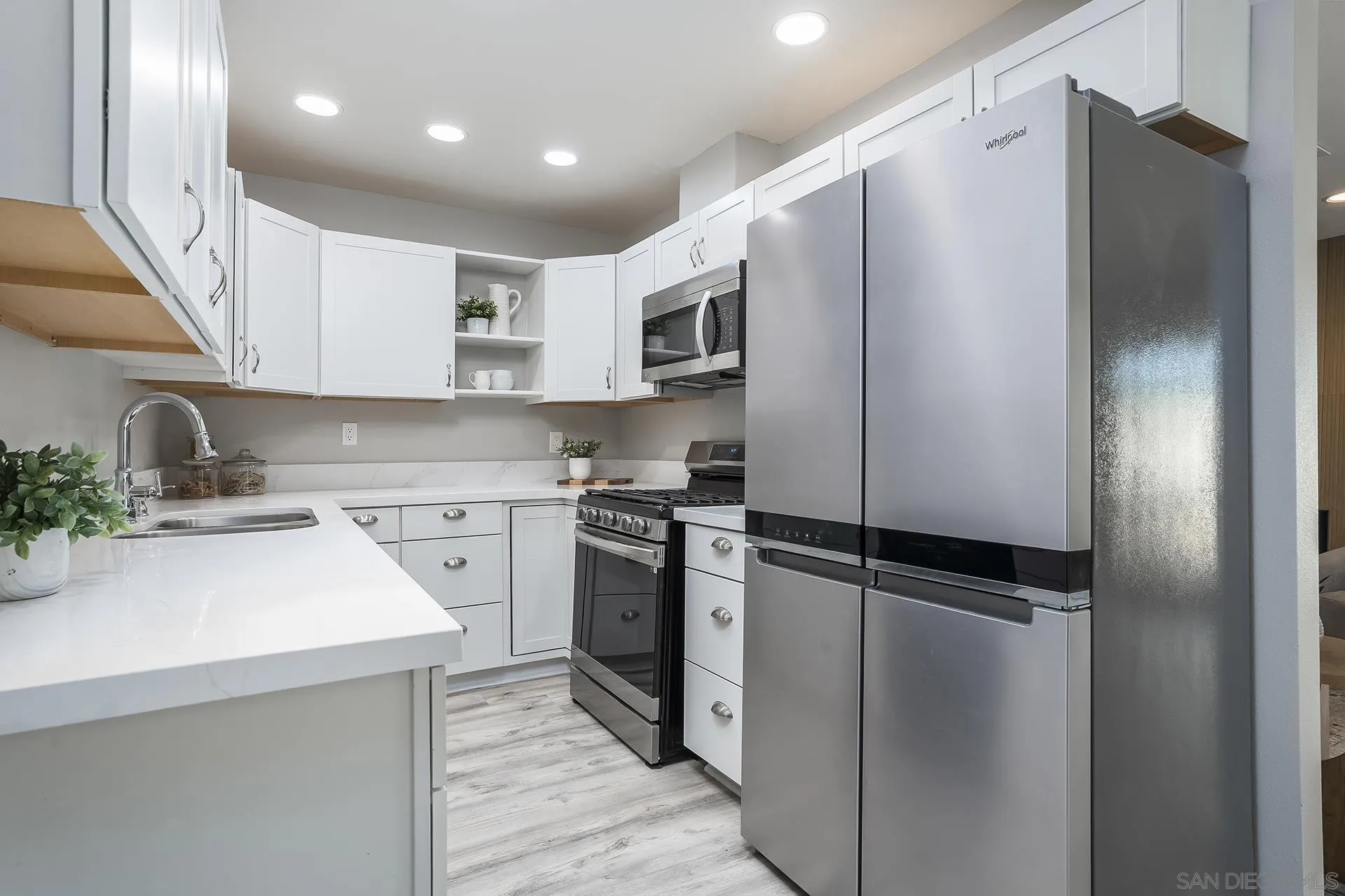 4242 Loma Riviera