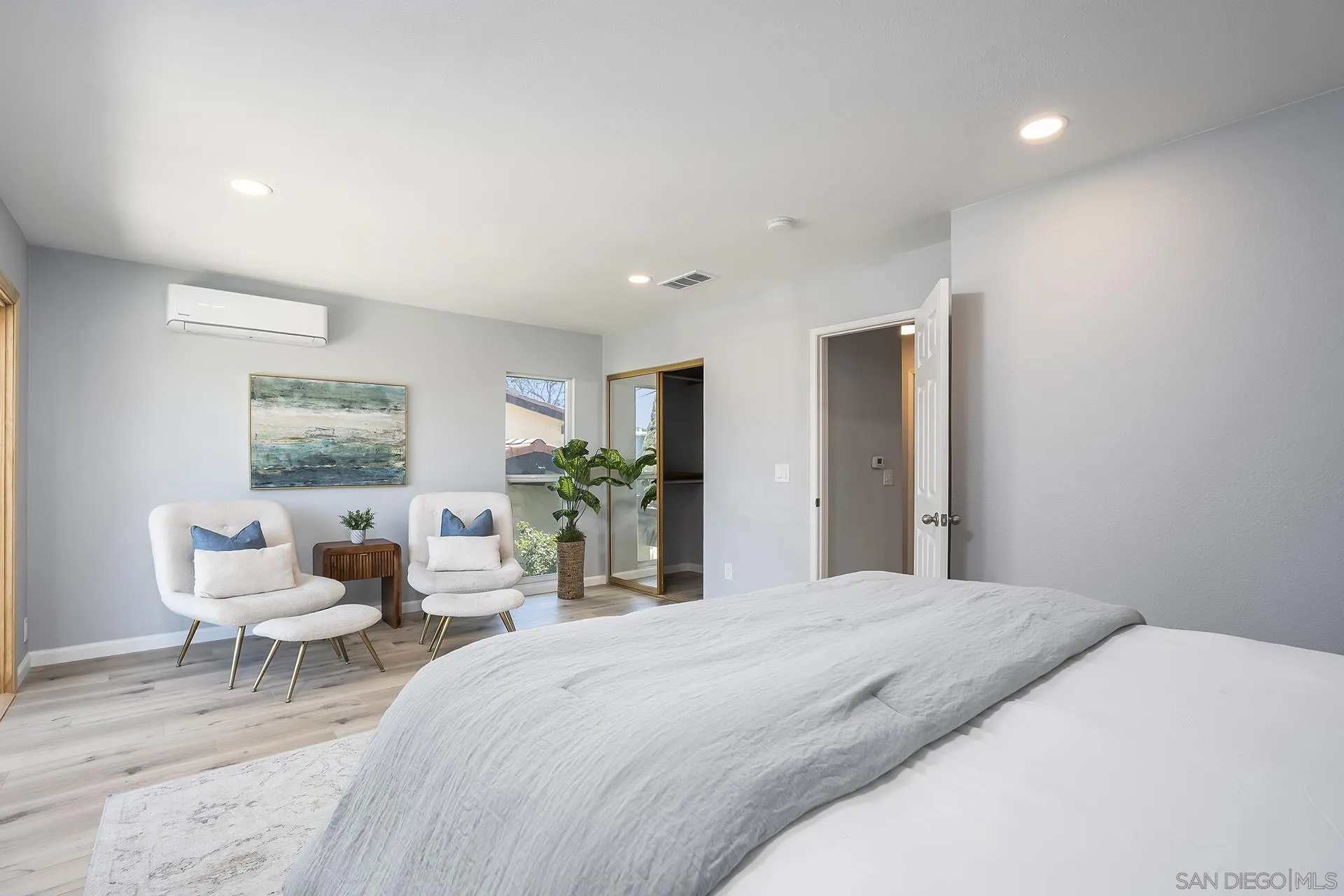 4242 Loma Riviera