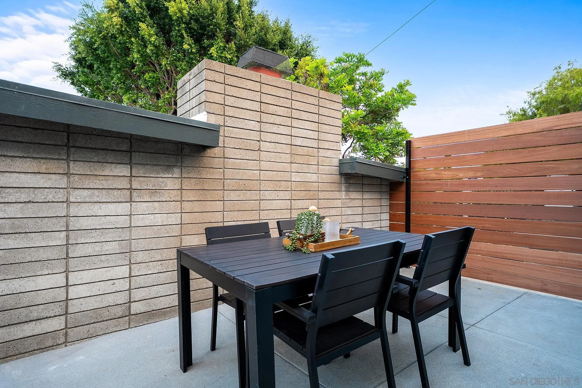 2204 Rosecrans