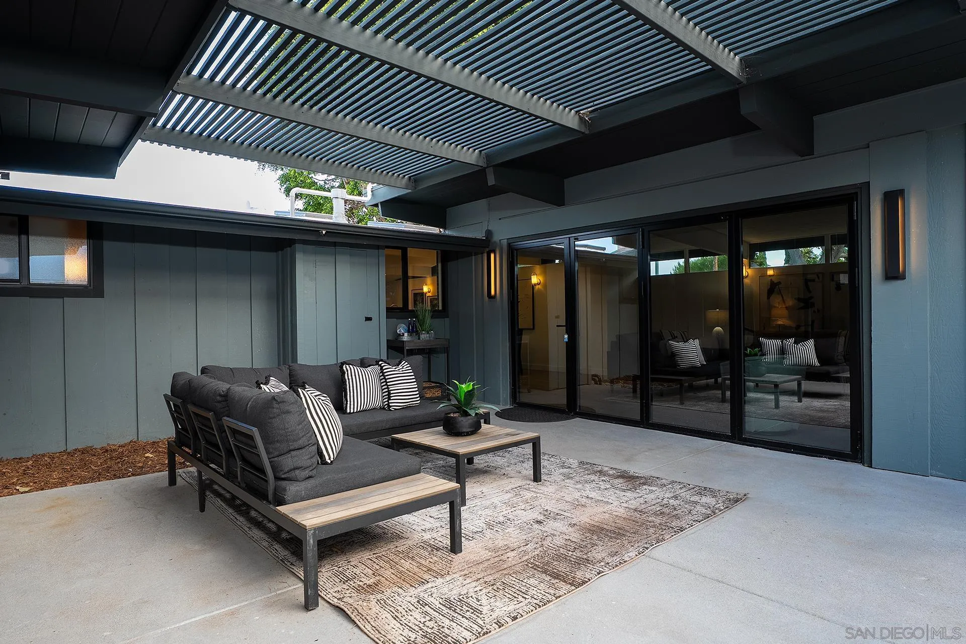 2204 Rosecrans