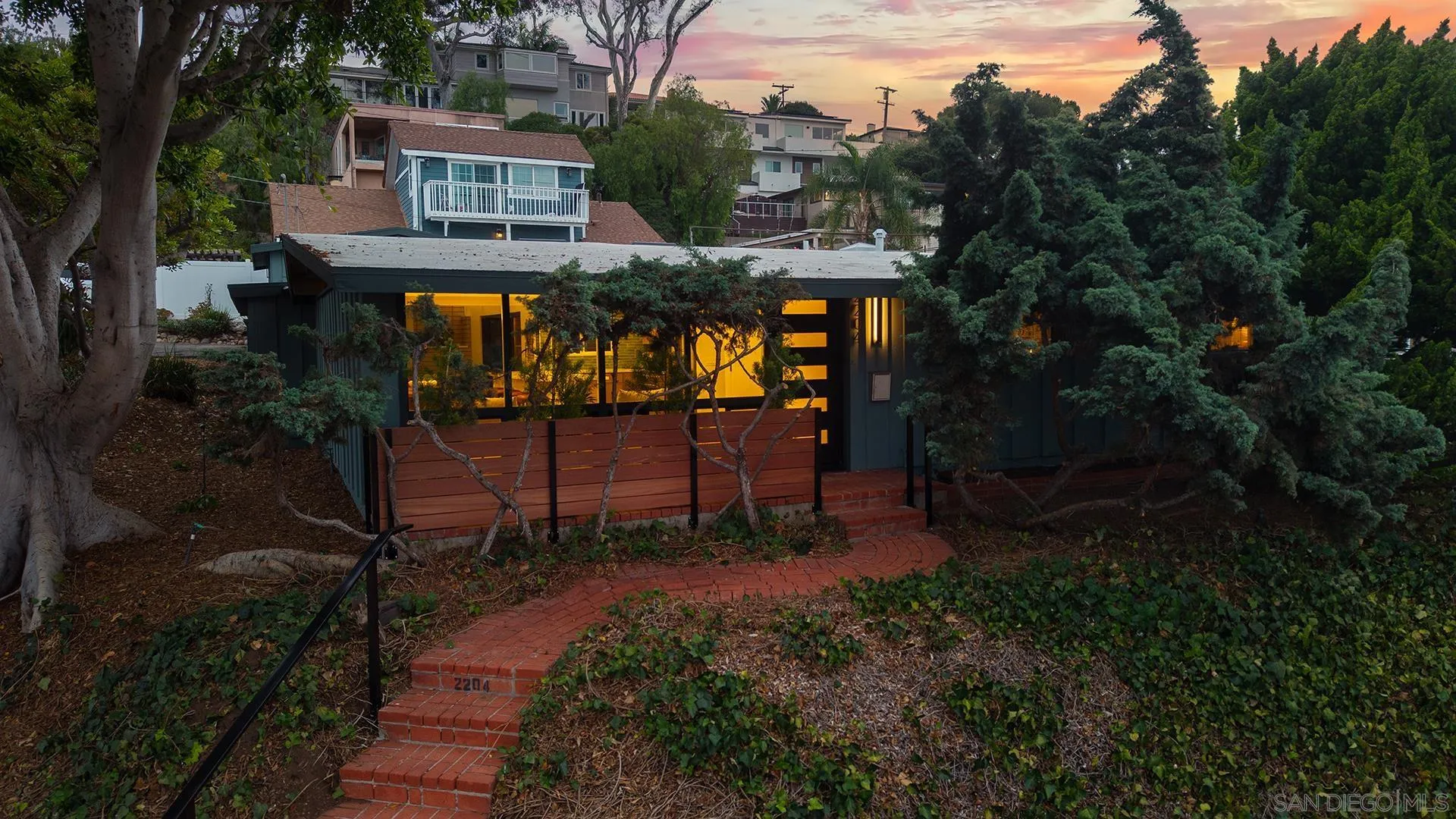 2204 Rosecrans