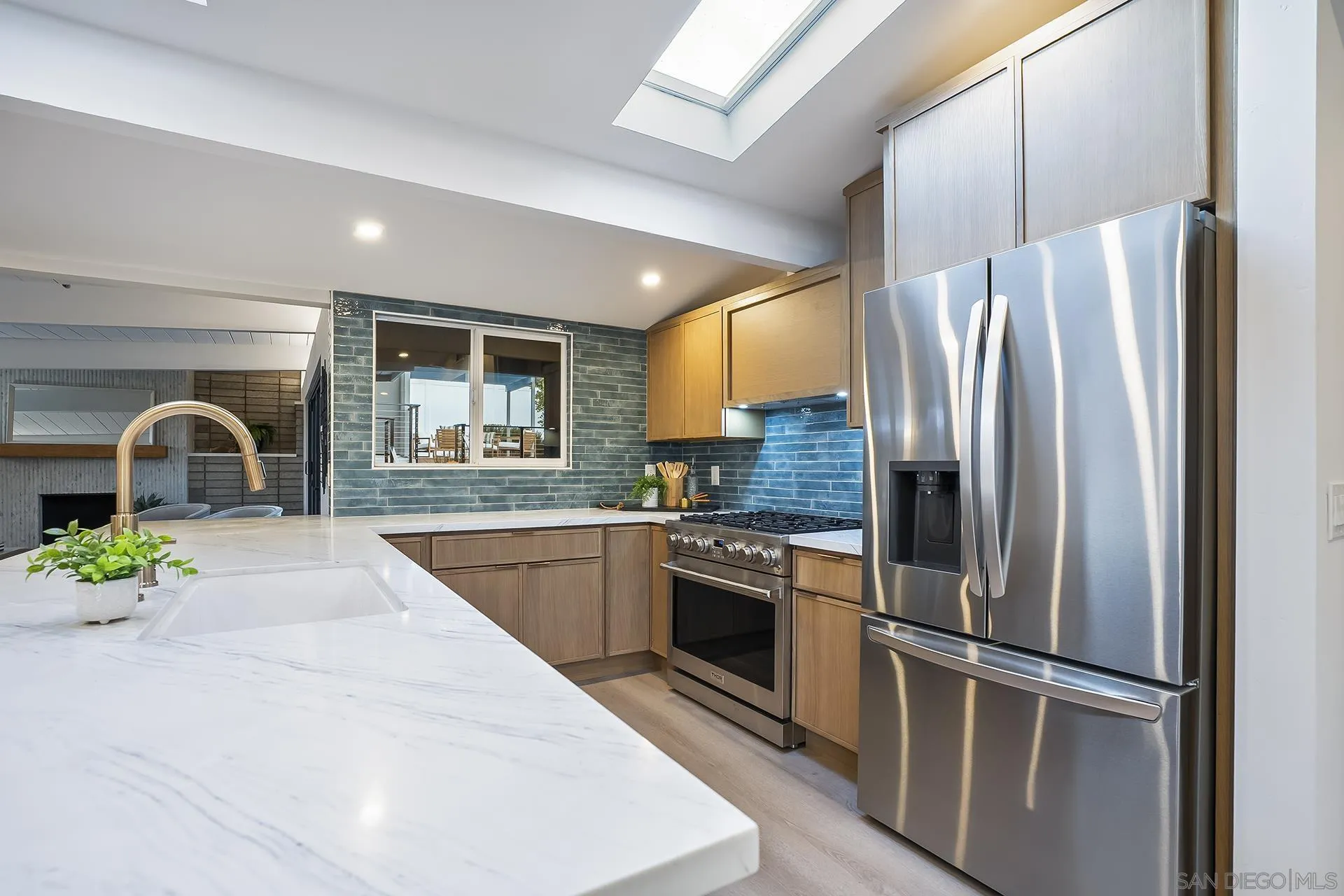 2204 Rosecrans