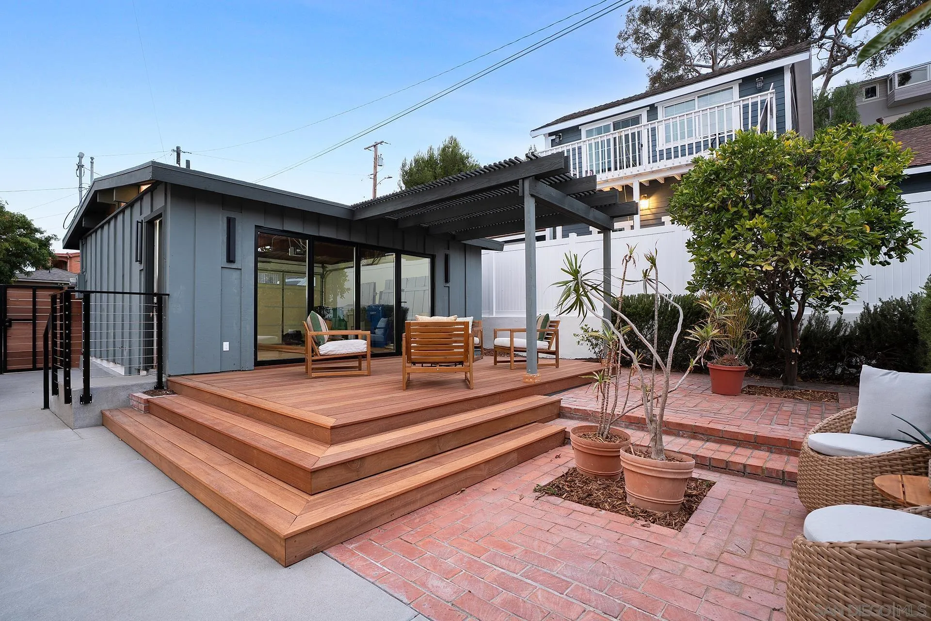 2204 Rosecrans